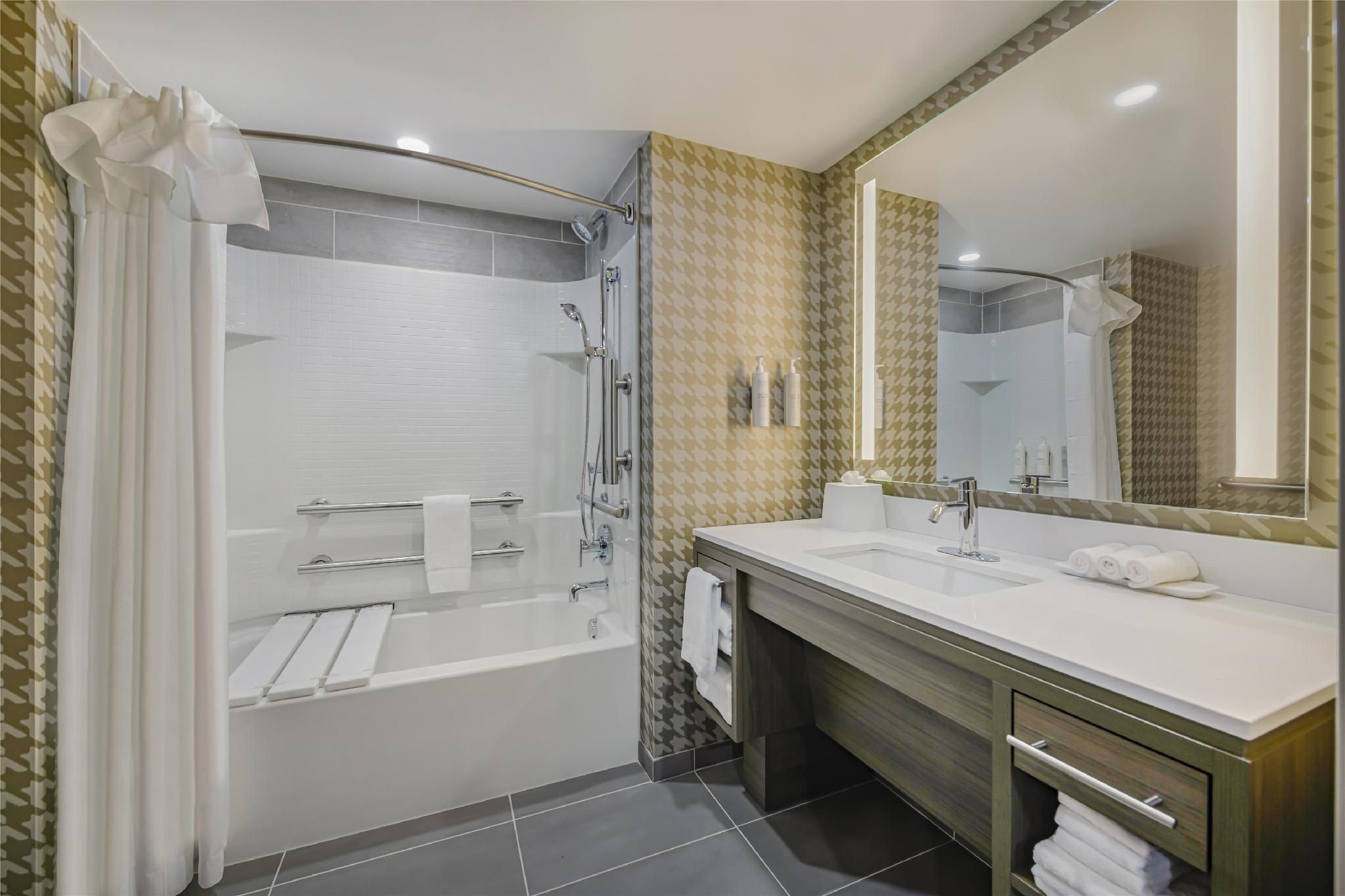 2 Qn Mobility/Hear Acc Tub Studio Water View