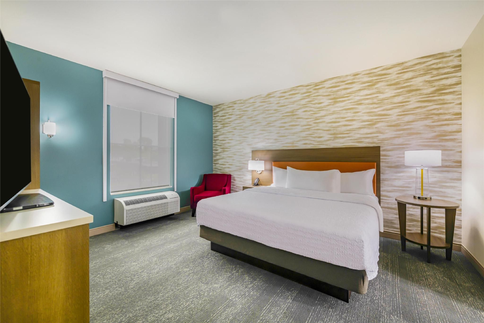 1 King Mobilty/Hearing Access Ri Shower Studio