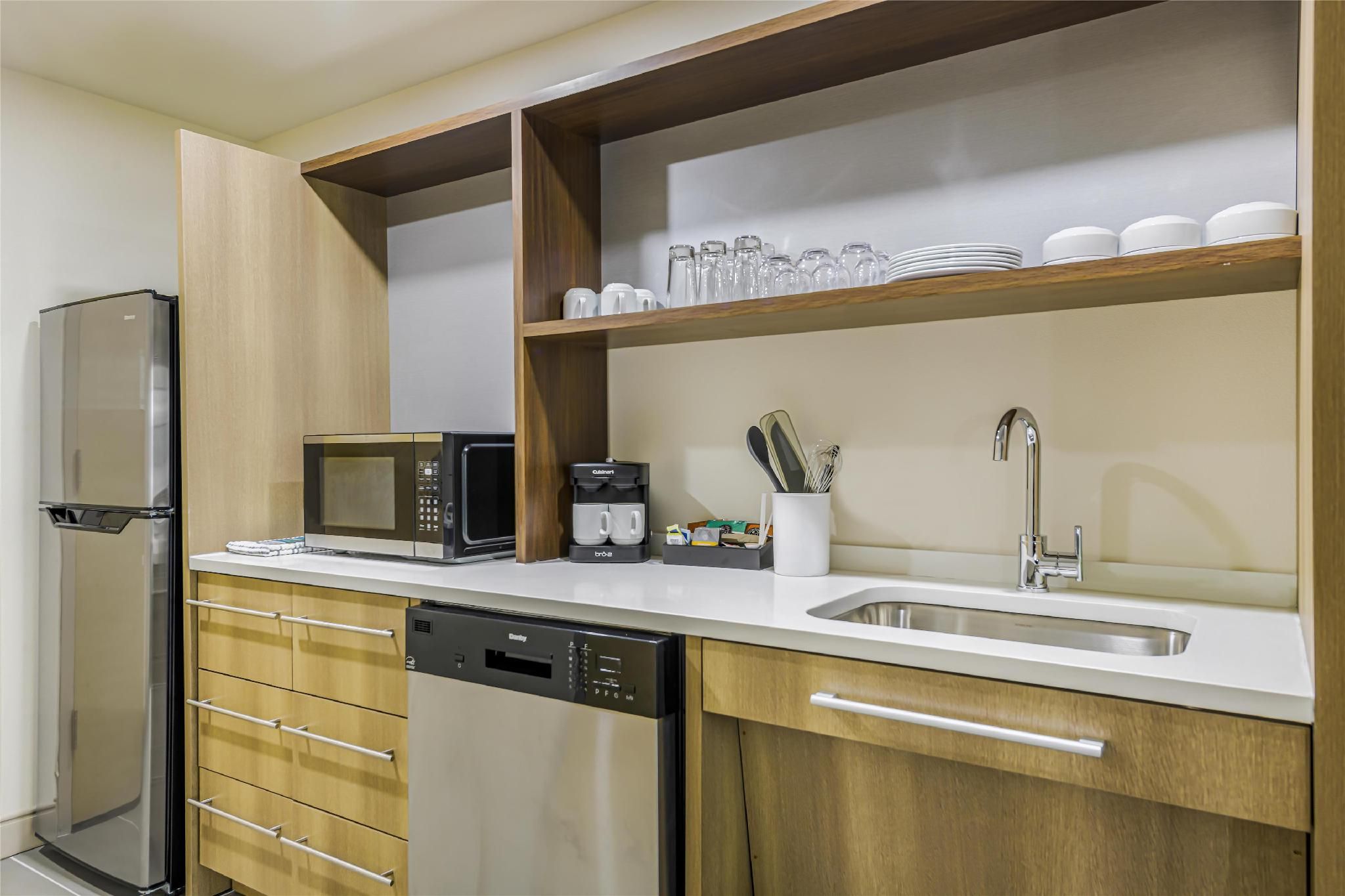 2 Qn Mobility/Hear Acc Tub Studio Water View