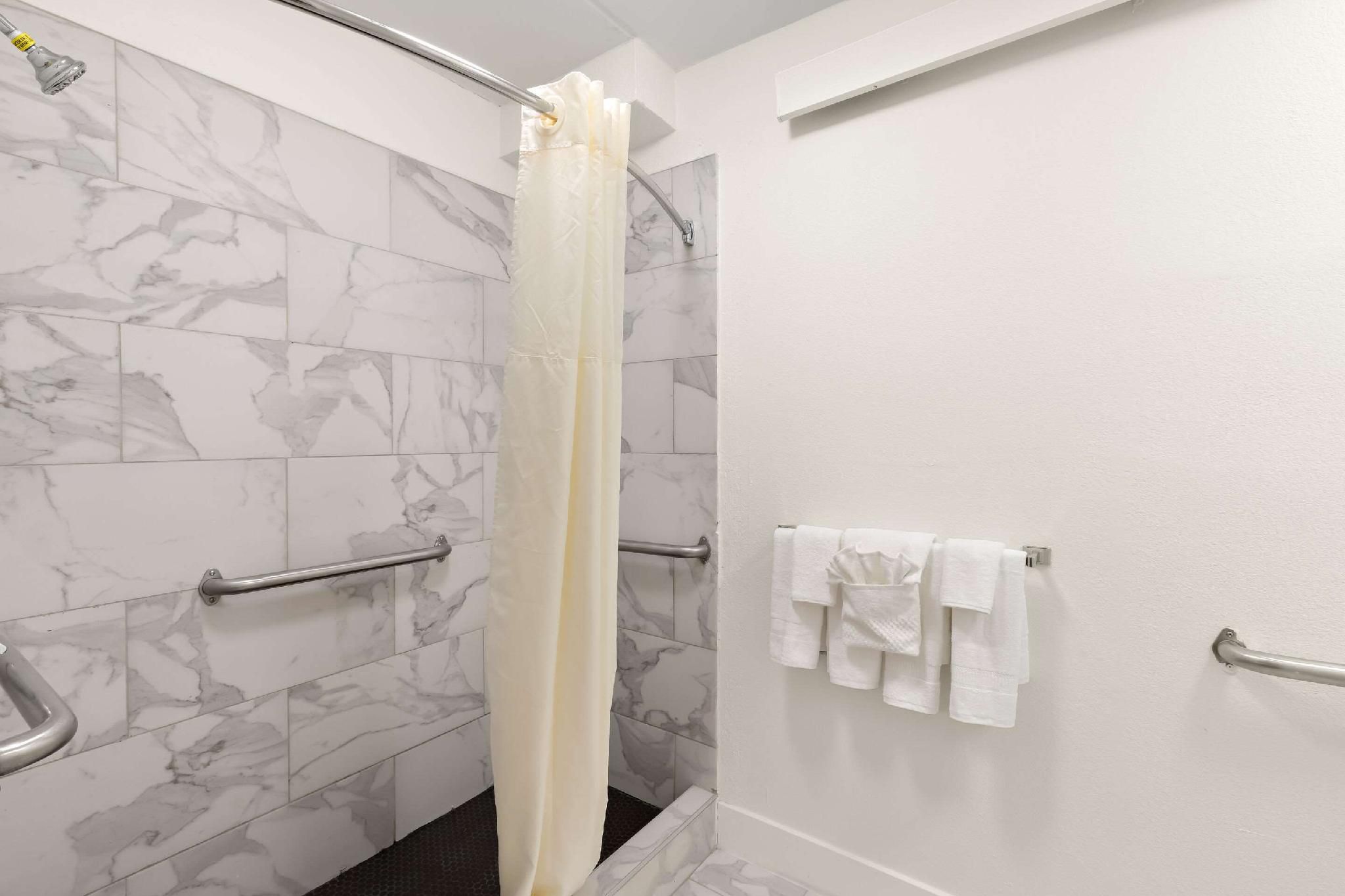 1 King Bed, Nonsmoking