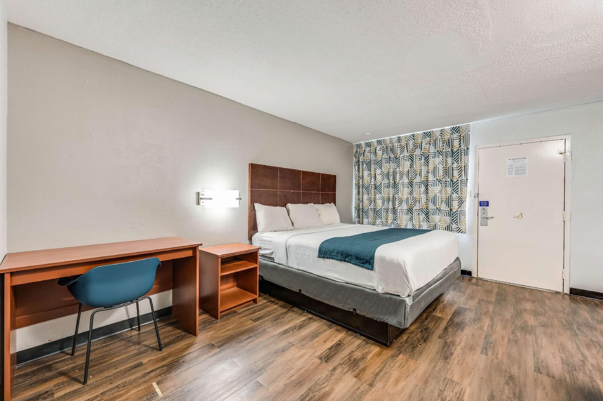1 KING BED | MOBILITY ACC TUB SMK MICFRIDGE