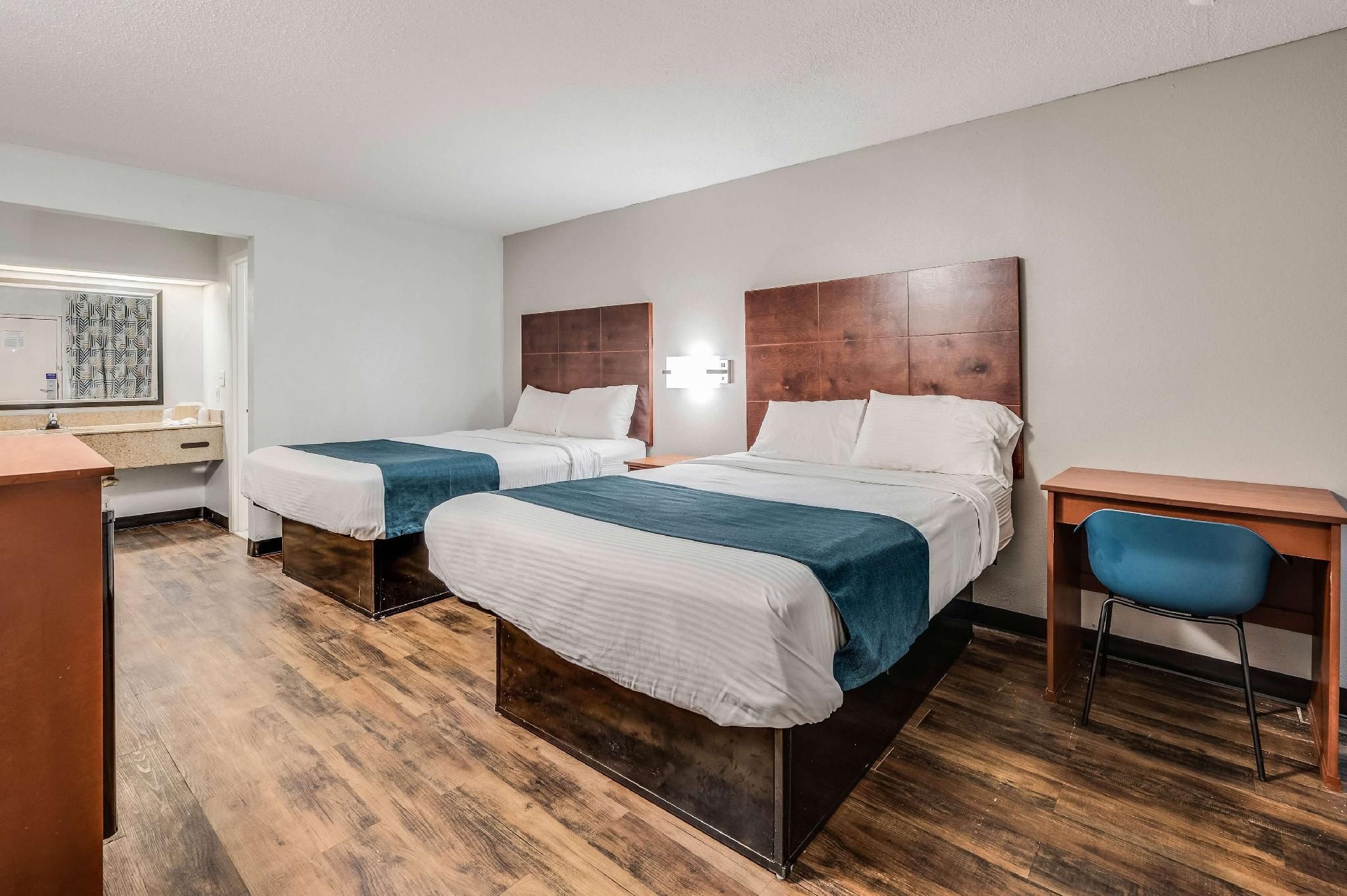 Deluxe Queen Room with Two Queen Beds - Smoking