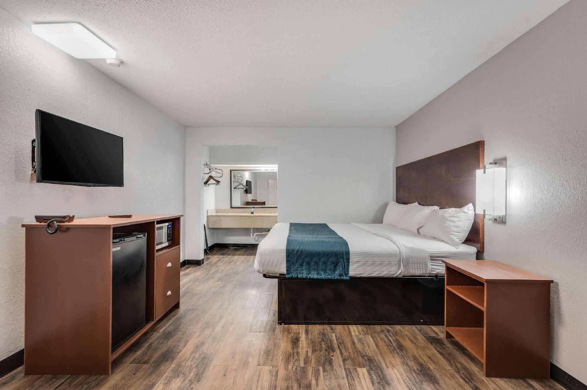 1 King Bed | Smoking, Micfridge