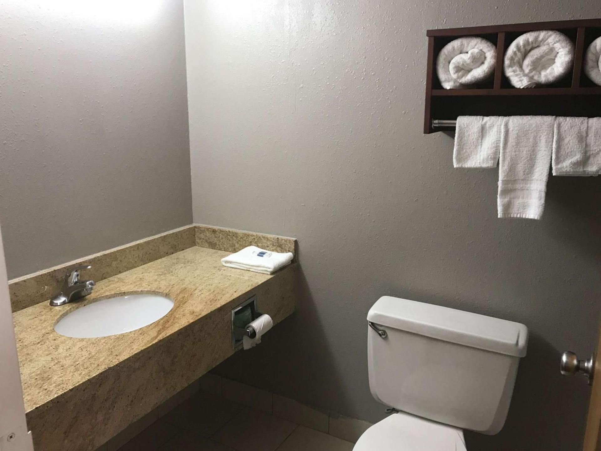 Studio 6  Suites Tupelo, MS - North King Room with Spa Bath - Non-Smoking 3