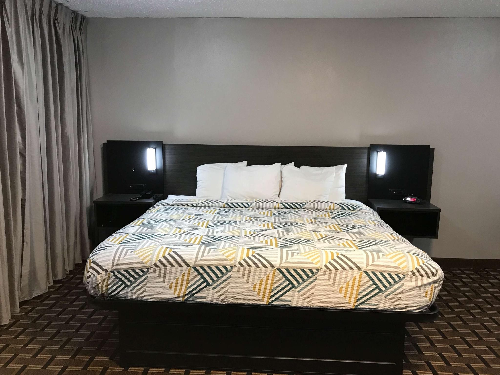 1 King Bed | Smoking, Micfridge