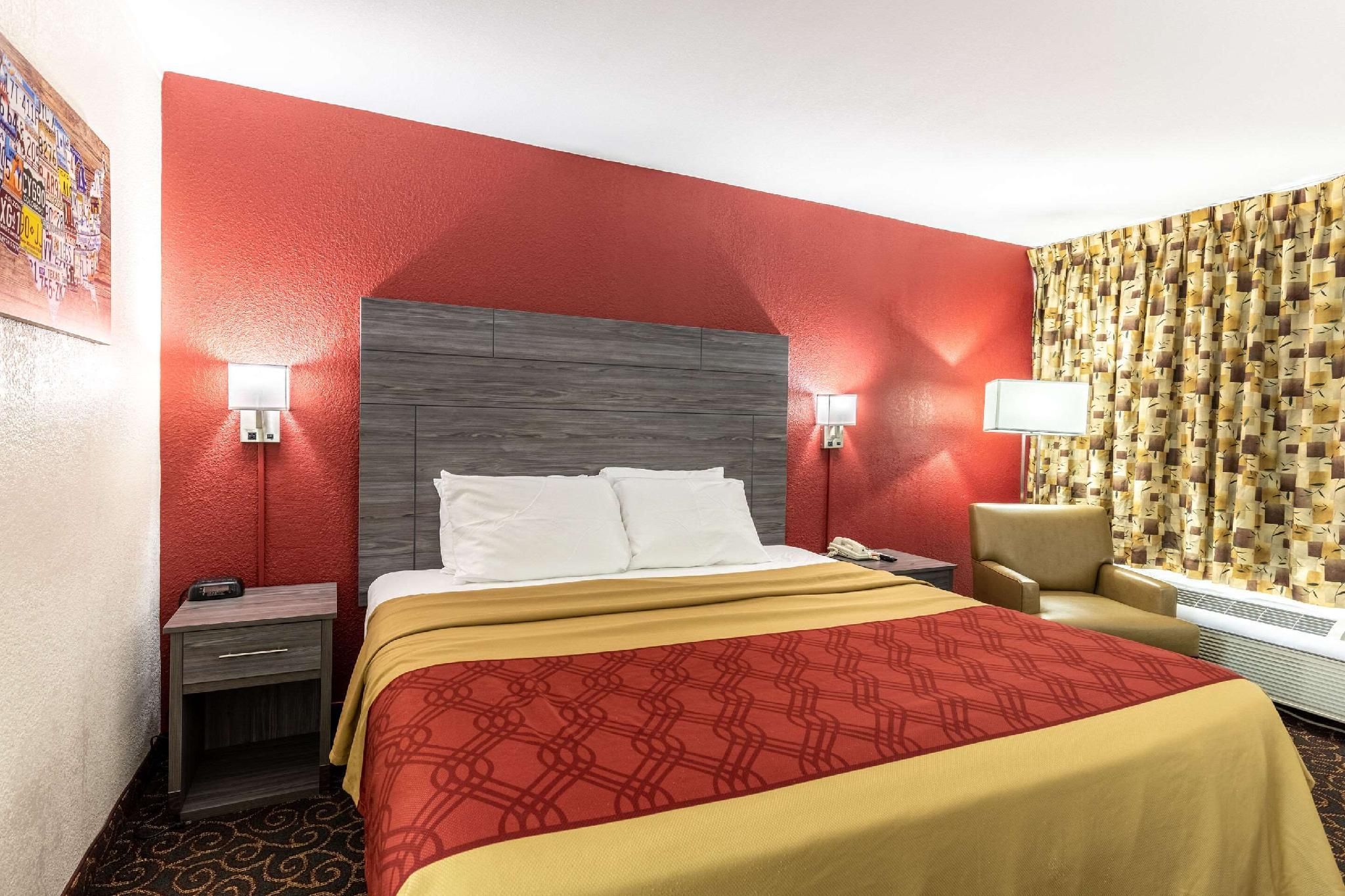 Econo Lodge Thomasville 1 King Room Non-Smoking 2