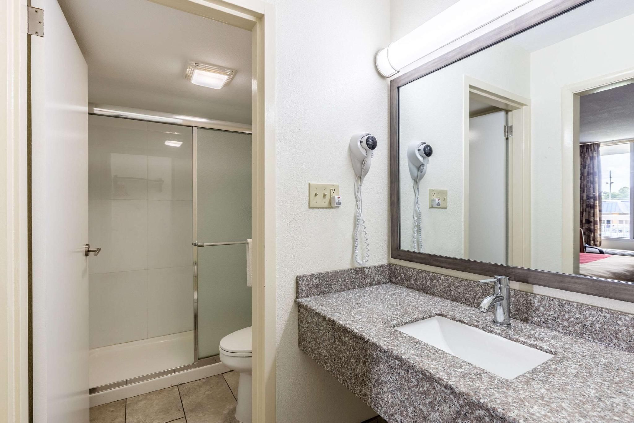 Econo Lodge Thomasville 1 King Room Non-Smoking 3