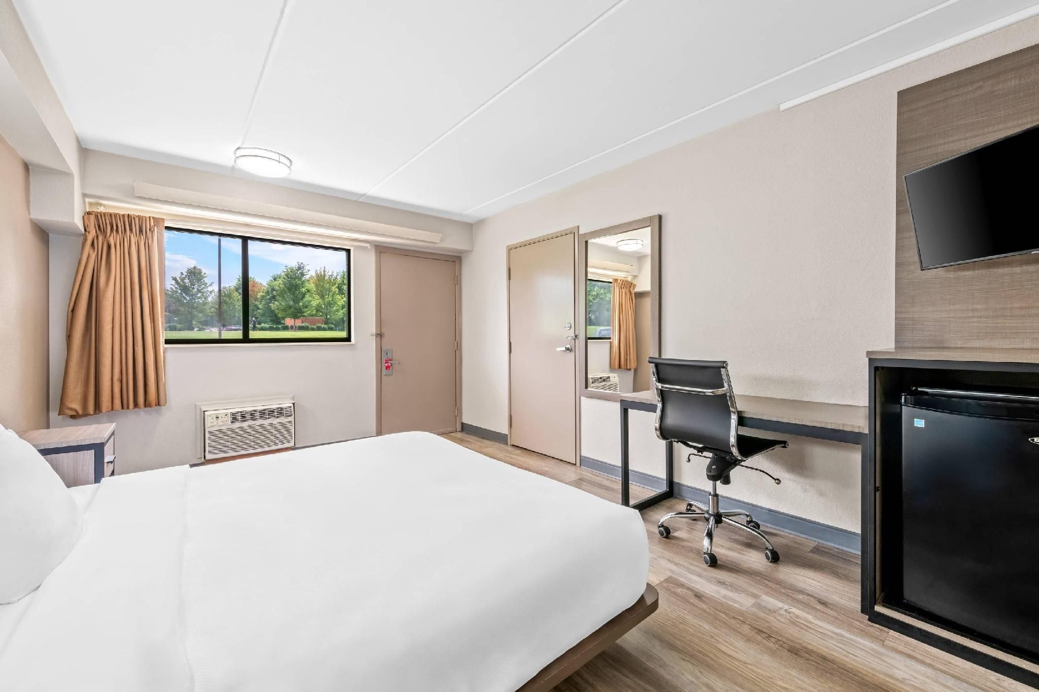 Econo Lodge Hickory 1 King Bed, Nonsmoking, Accessible 2