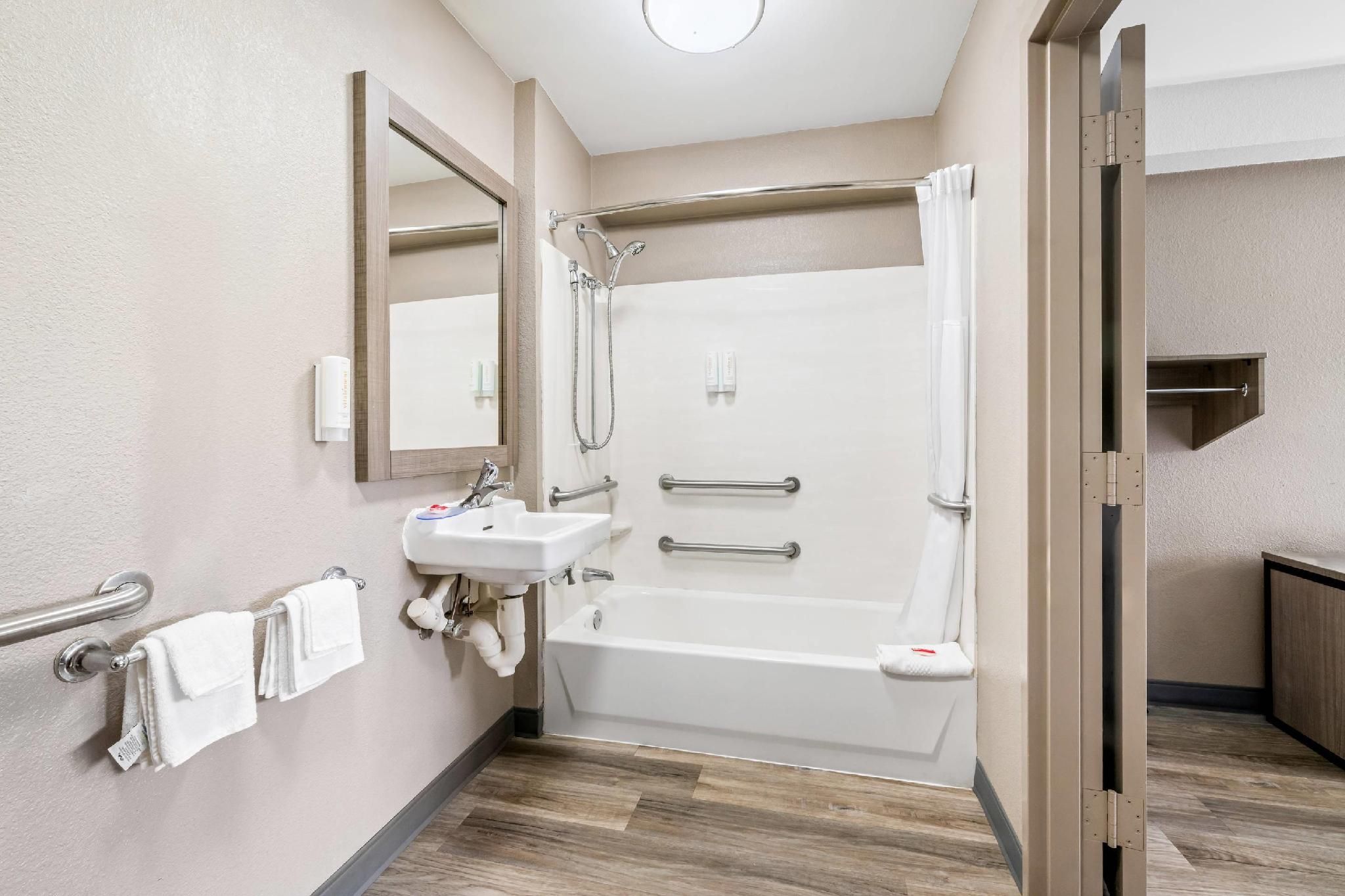 Econo Lodge Hickory 1 King Bed, Nonsmoking, Accessible 3