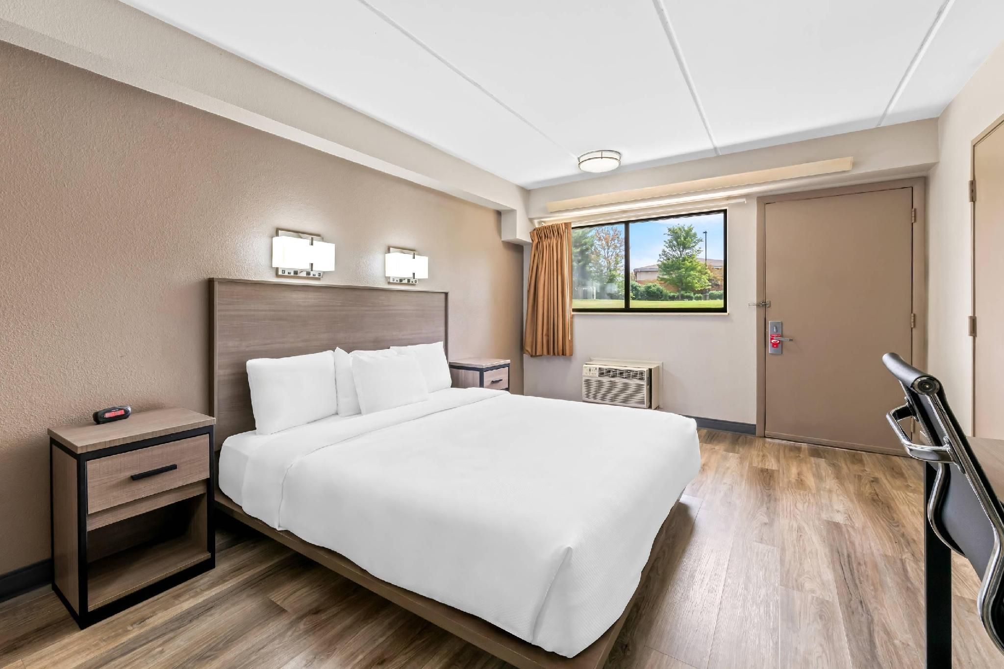 Econo Lodge Hickory 1 King Bed, Nonsmoking, Accessible