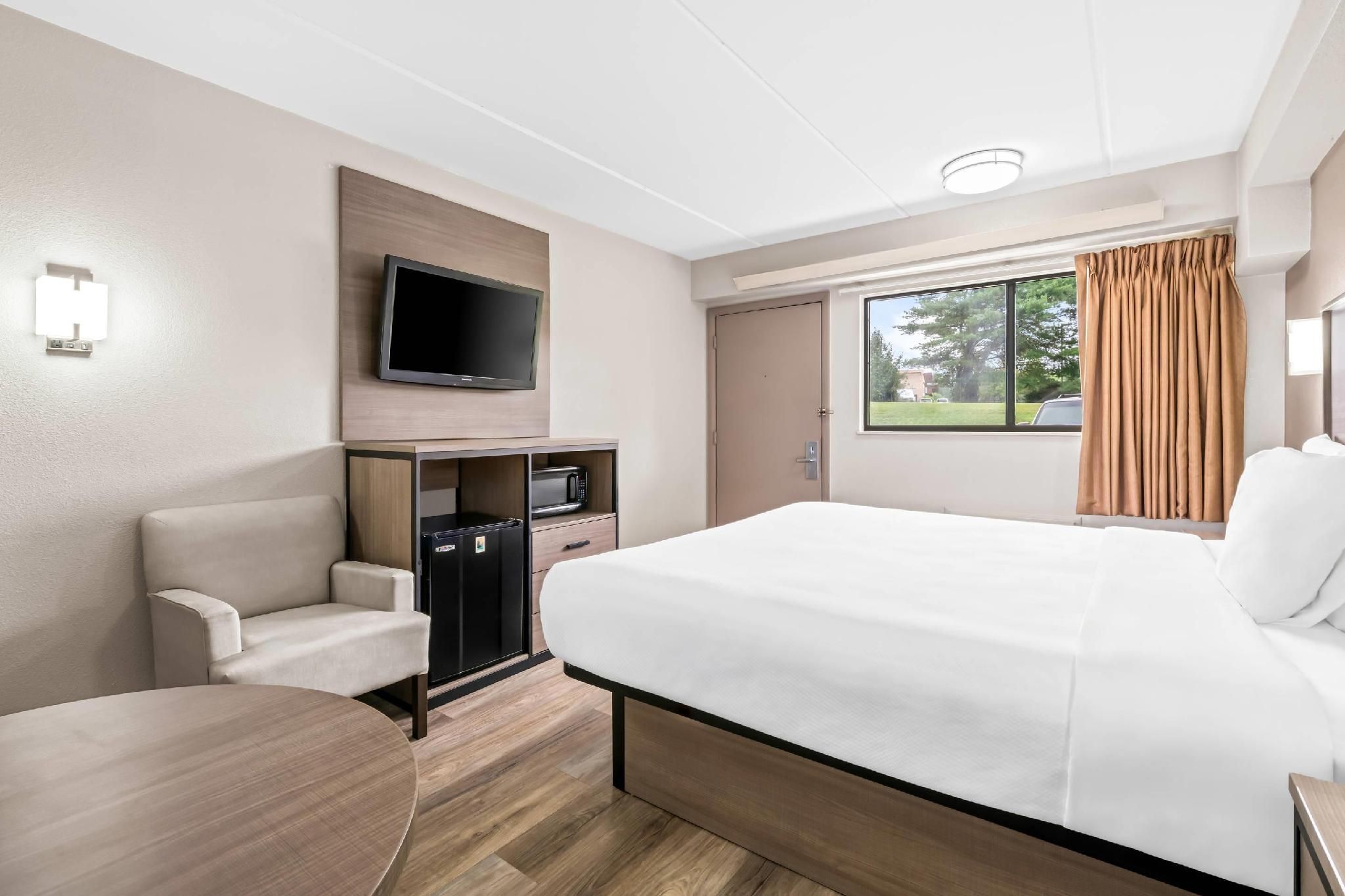 Econo Lodge Hickory 1 King Bed, Nonsmoking 2