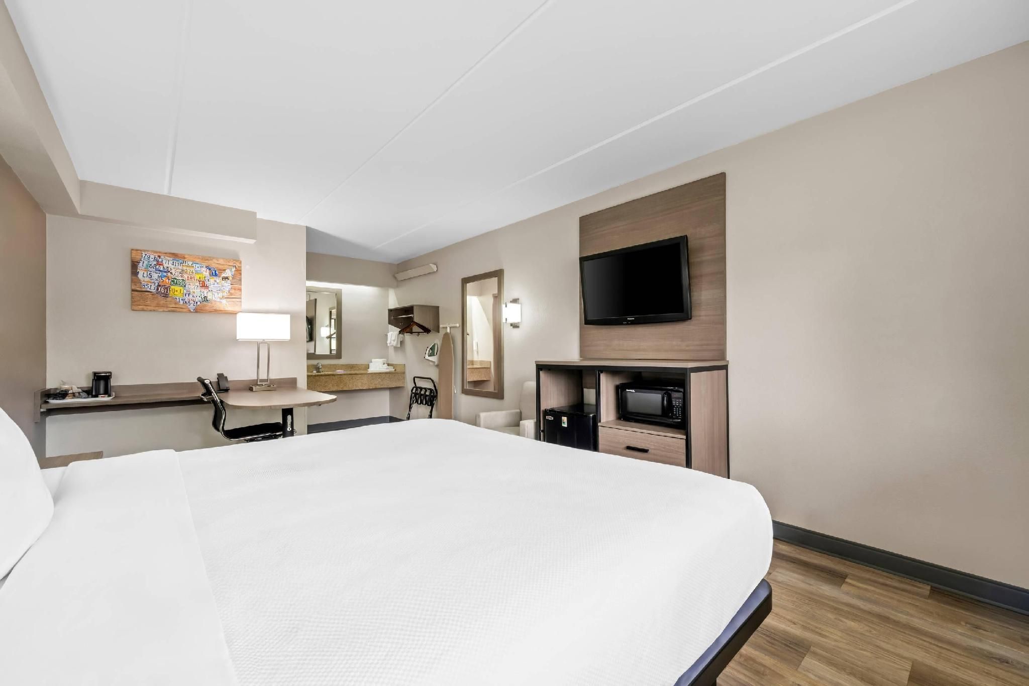 Econo Lodge Hickory 1 King Bed, Nonsmoking