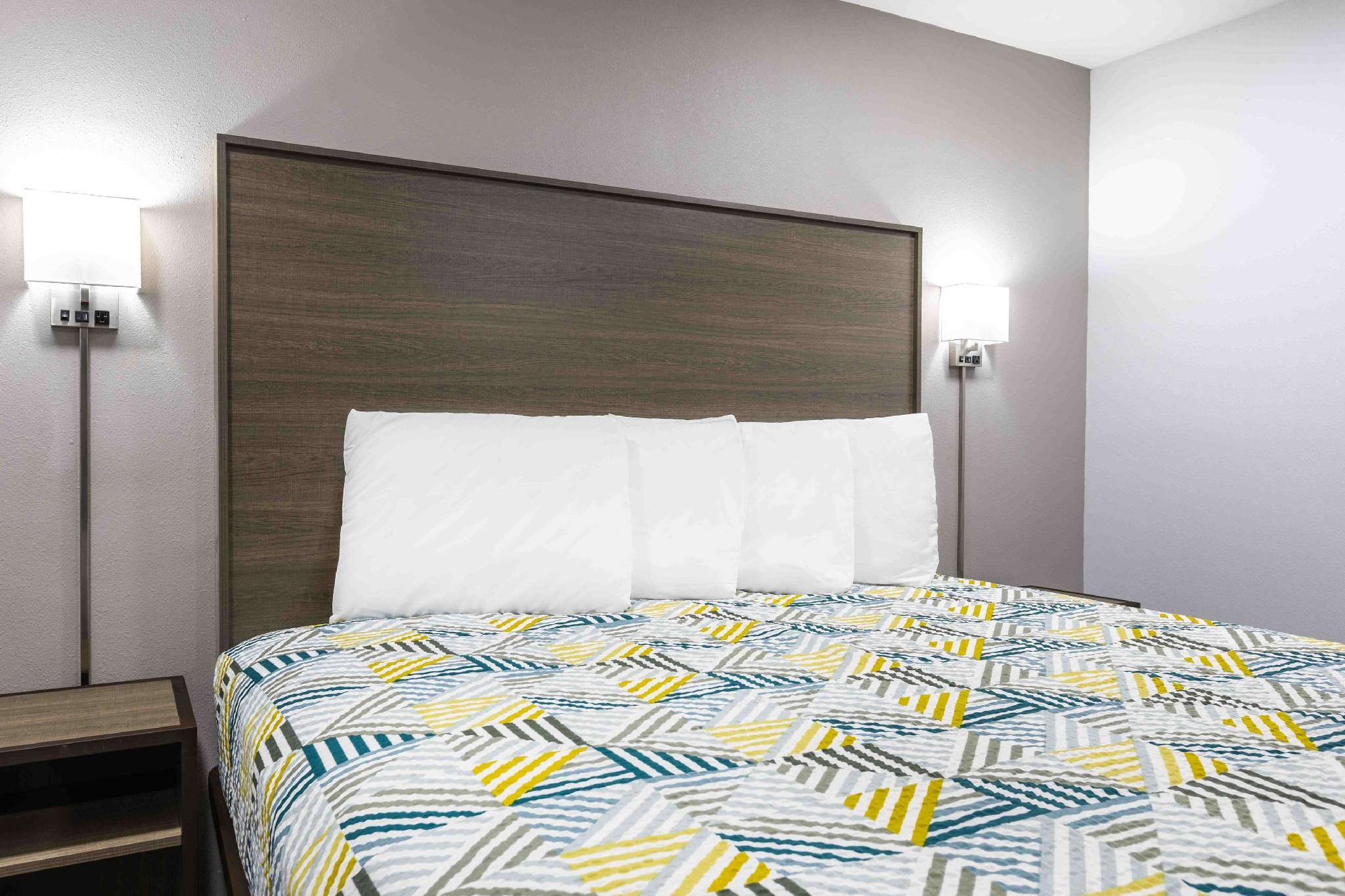 1 King Bed | Smoking, Micfridge