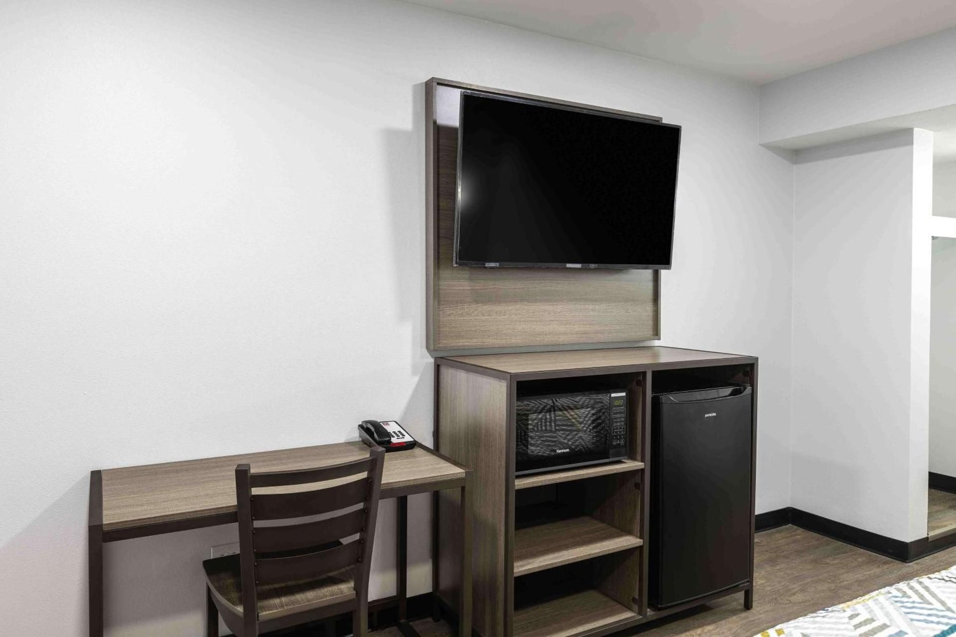 Deluxe 1 King Bed Smoking