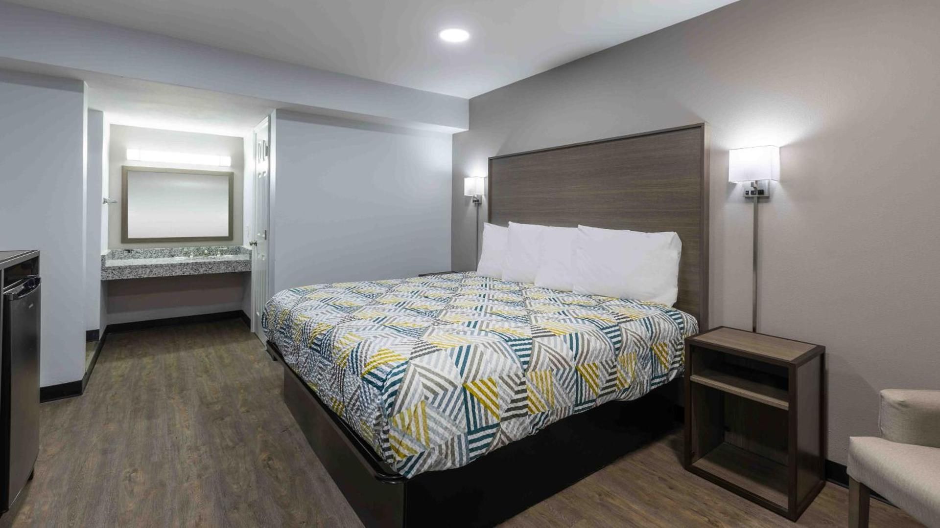 Deluxe 1 Queen Bed Smoking