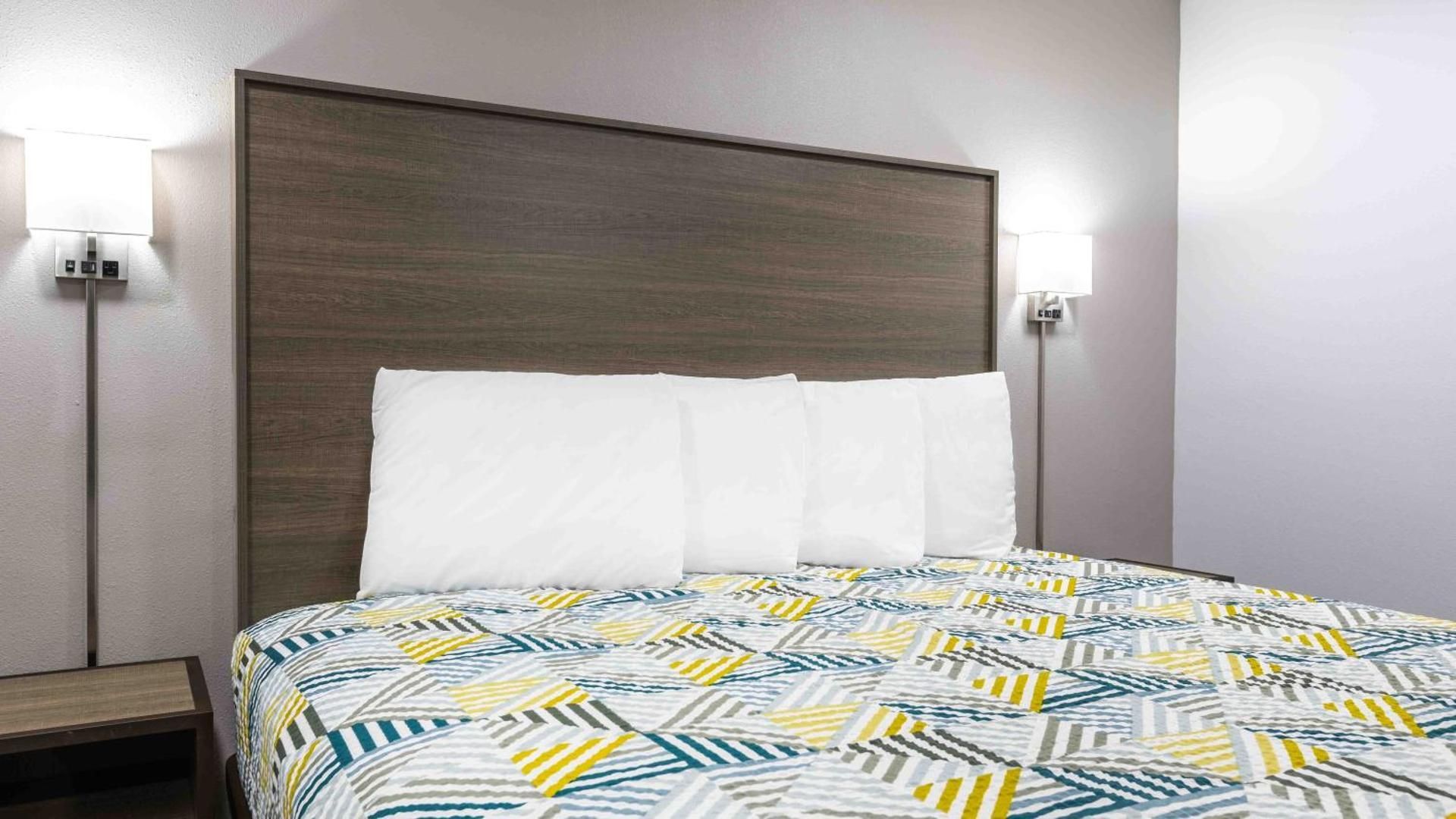 Motel 6 Hickory, NC 1 King Bed | Mob Acc RI Shwr Nsmk Micfridg