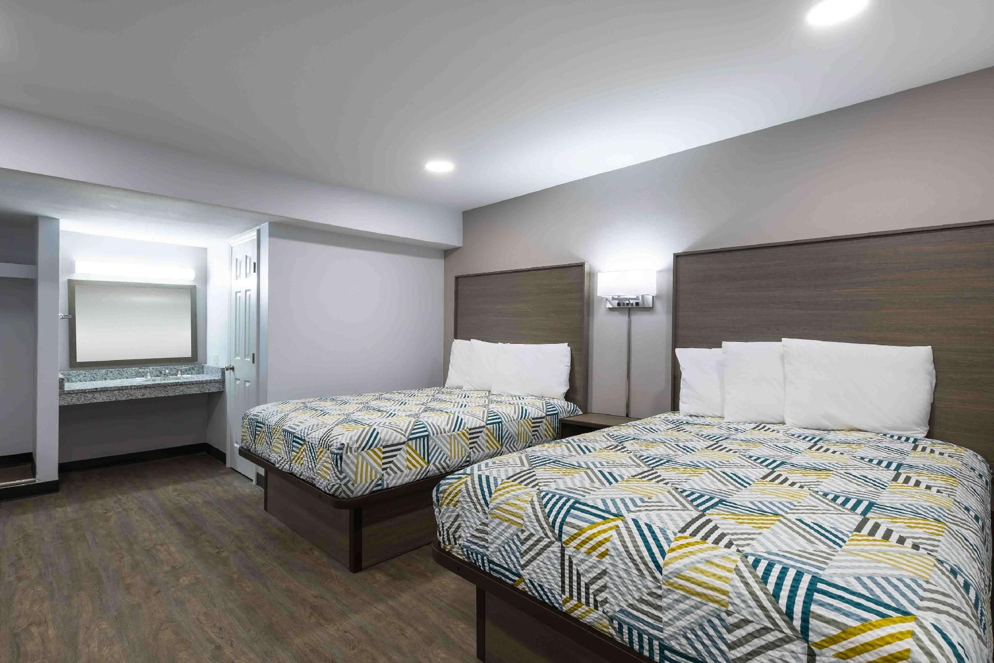 2 Queen Beds | Smoking, Micfridge