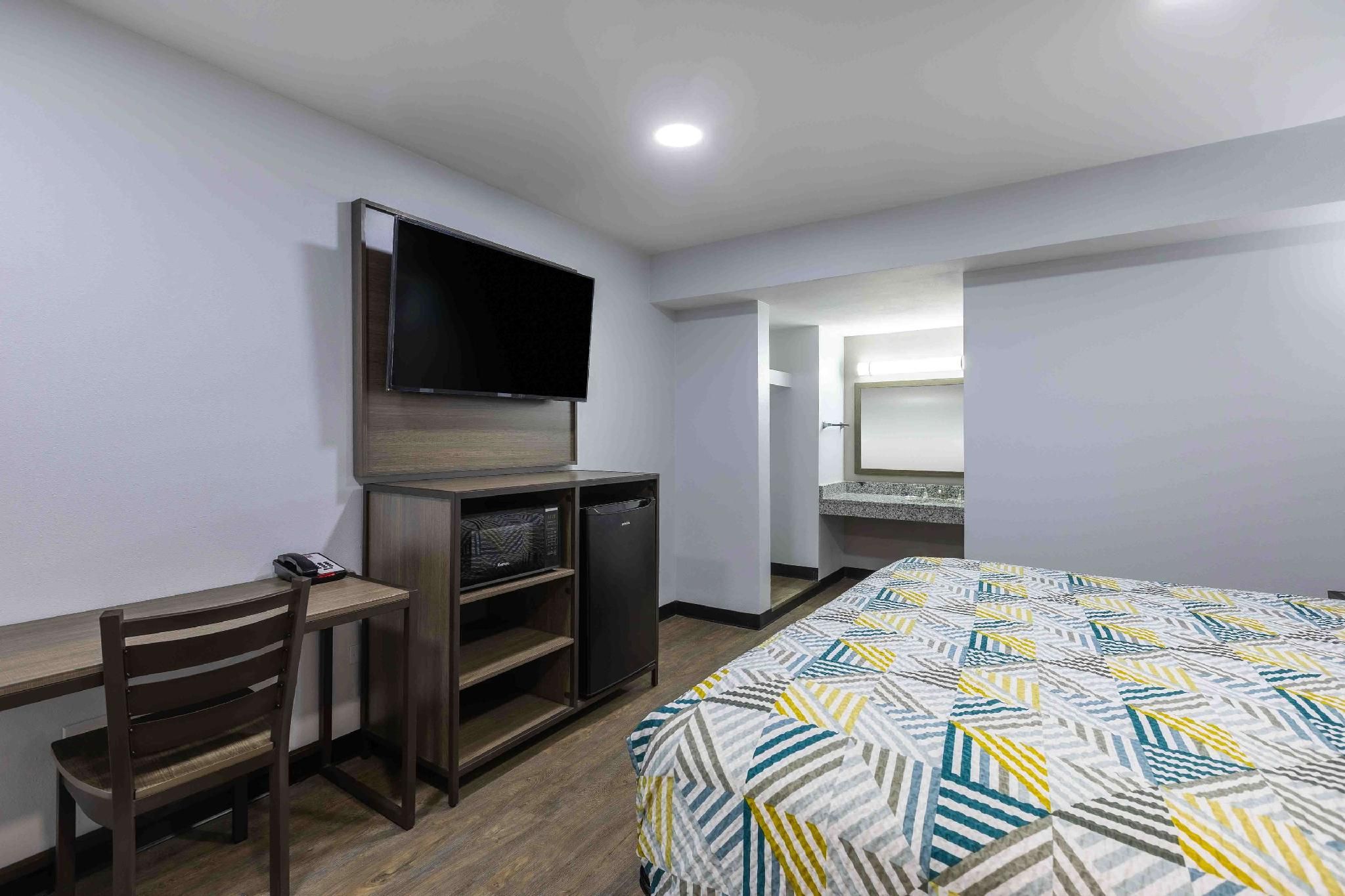 1 King Bed | Non-Smoking, Micfridge