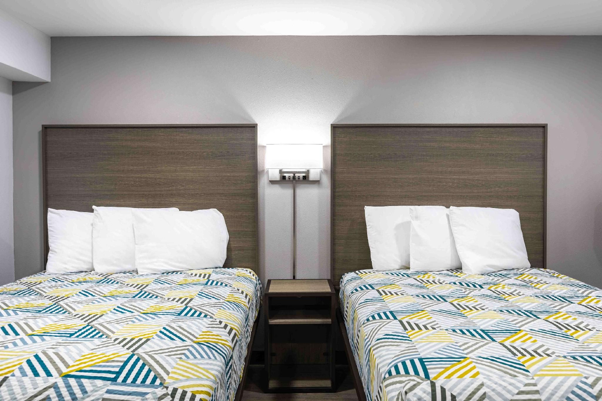 2 Queen Beds | Smoking, Micfridge