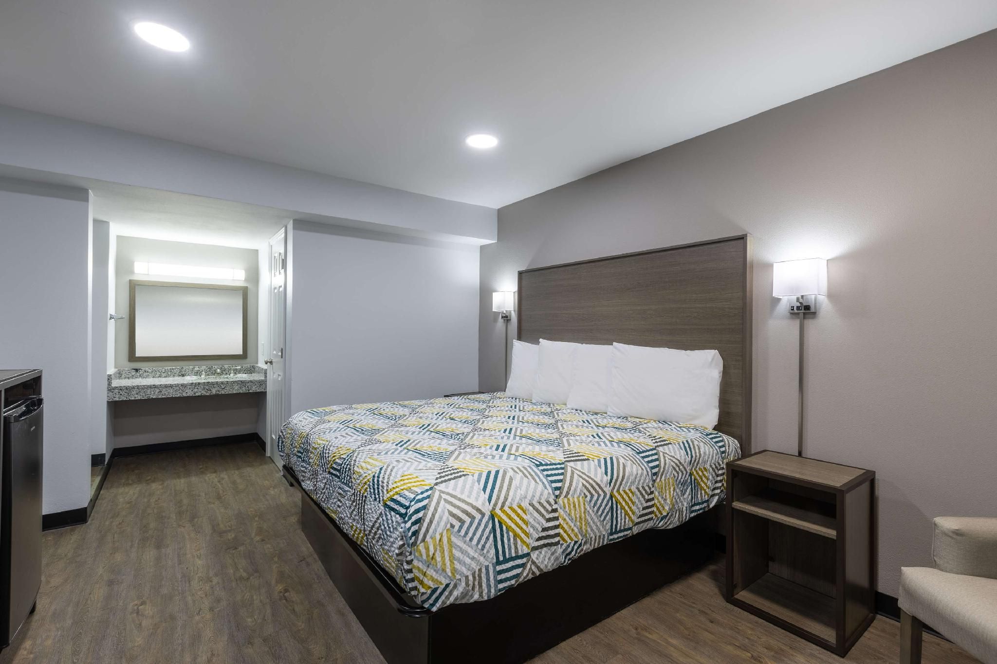 1 King Bed | Smoking, Kitchen