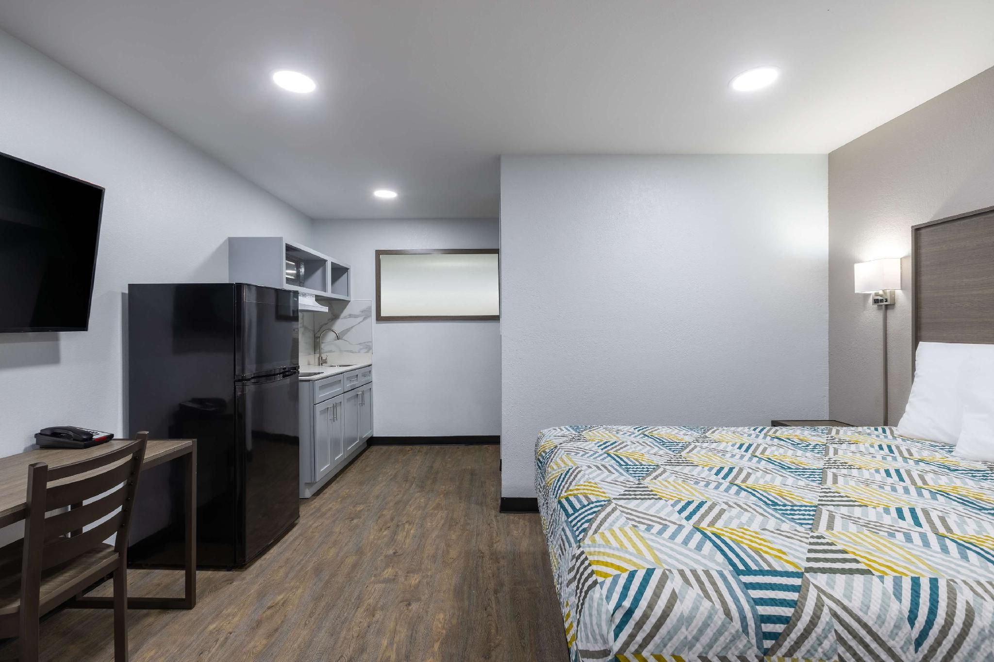 1 Queen Bed | Non-Smoking, Kitchen