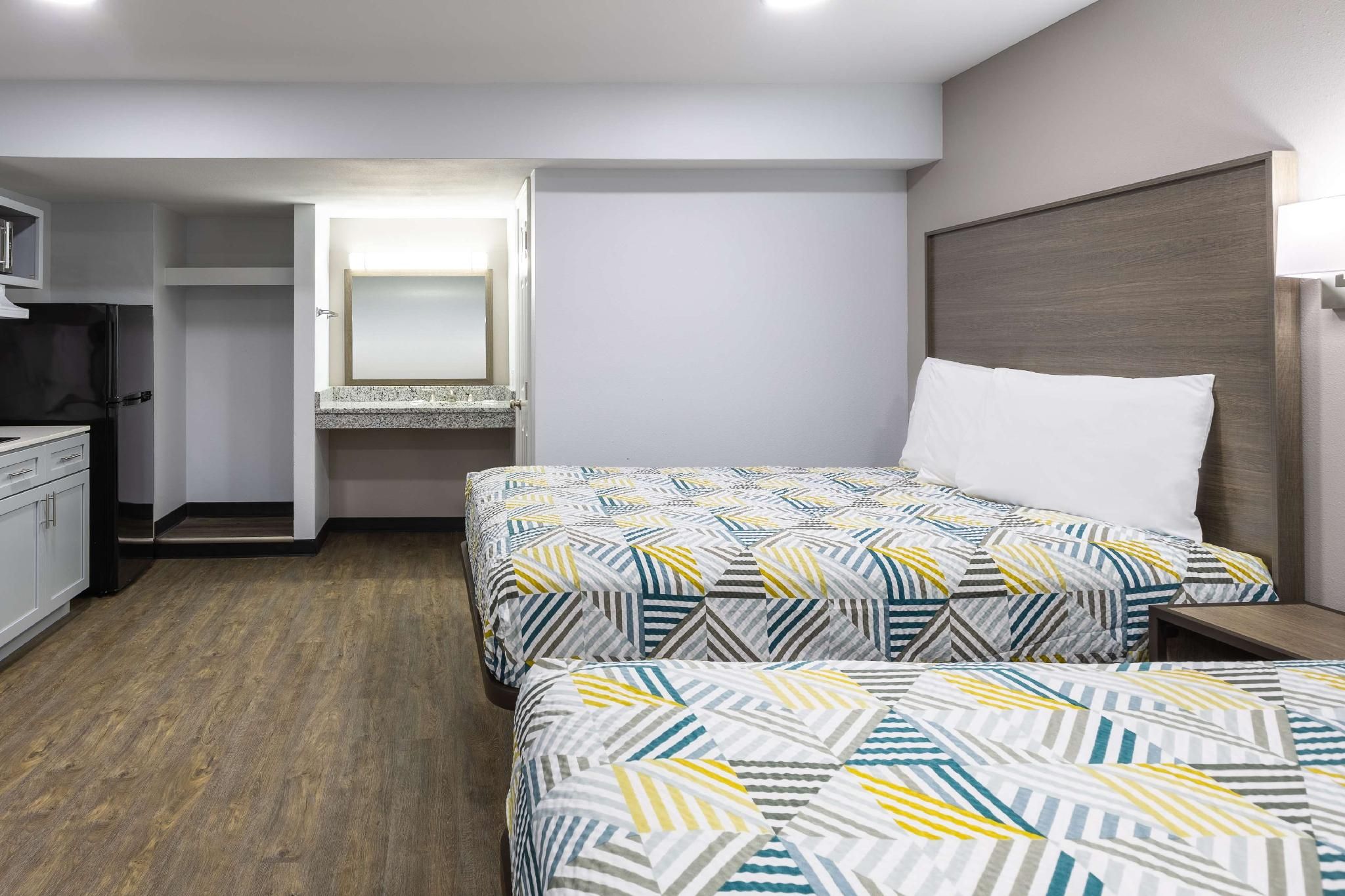 2 Queen Beds | Non-Smoking, Kitchen