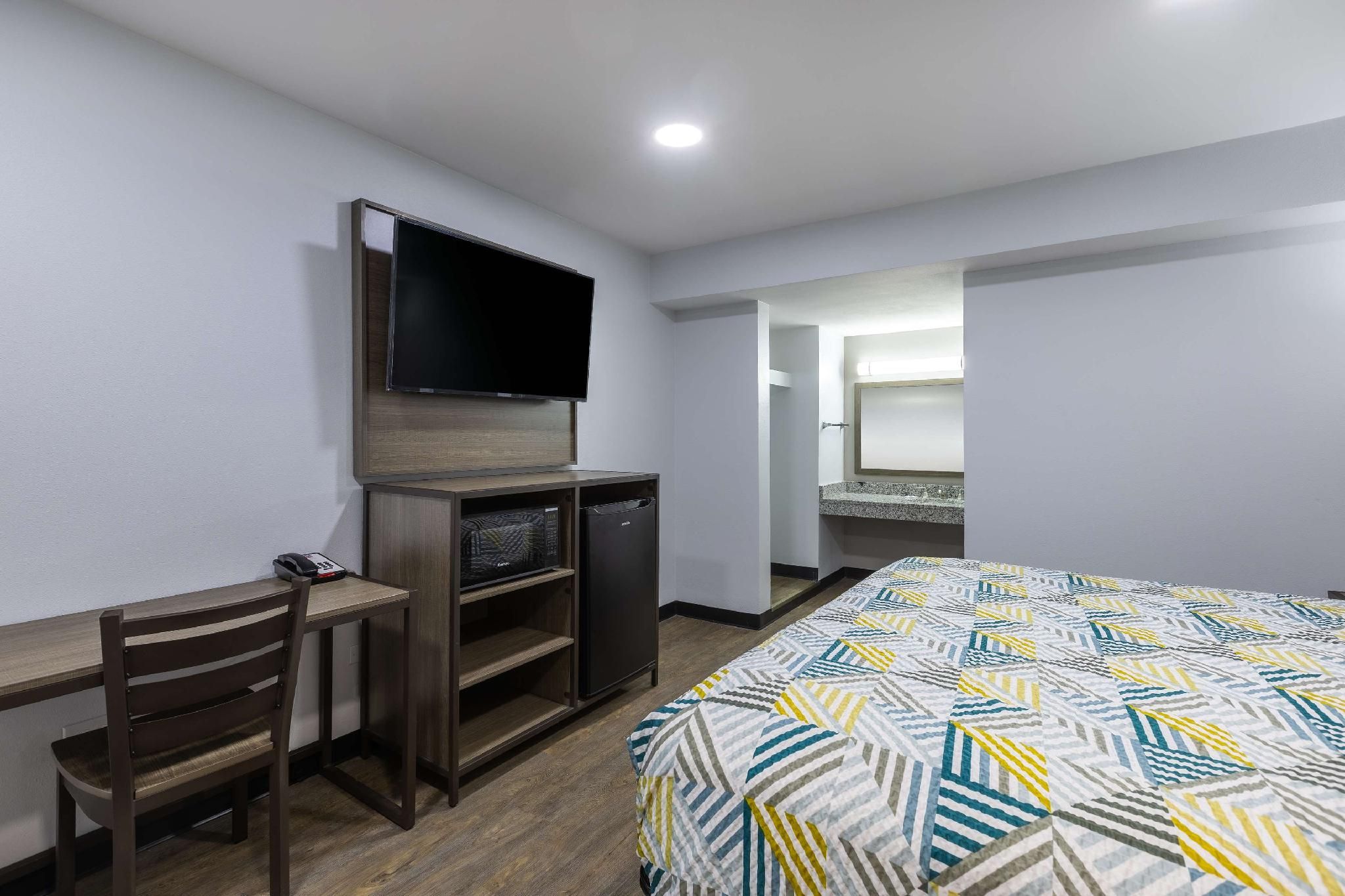 1 Queen Bed | Smoking, Kitchen