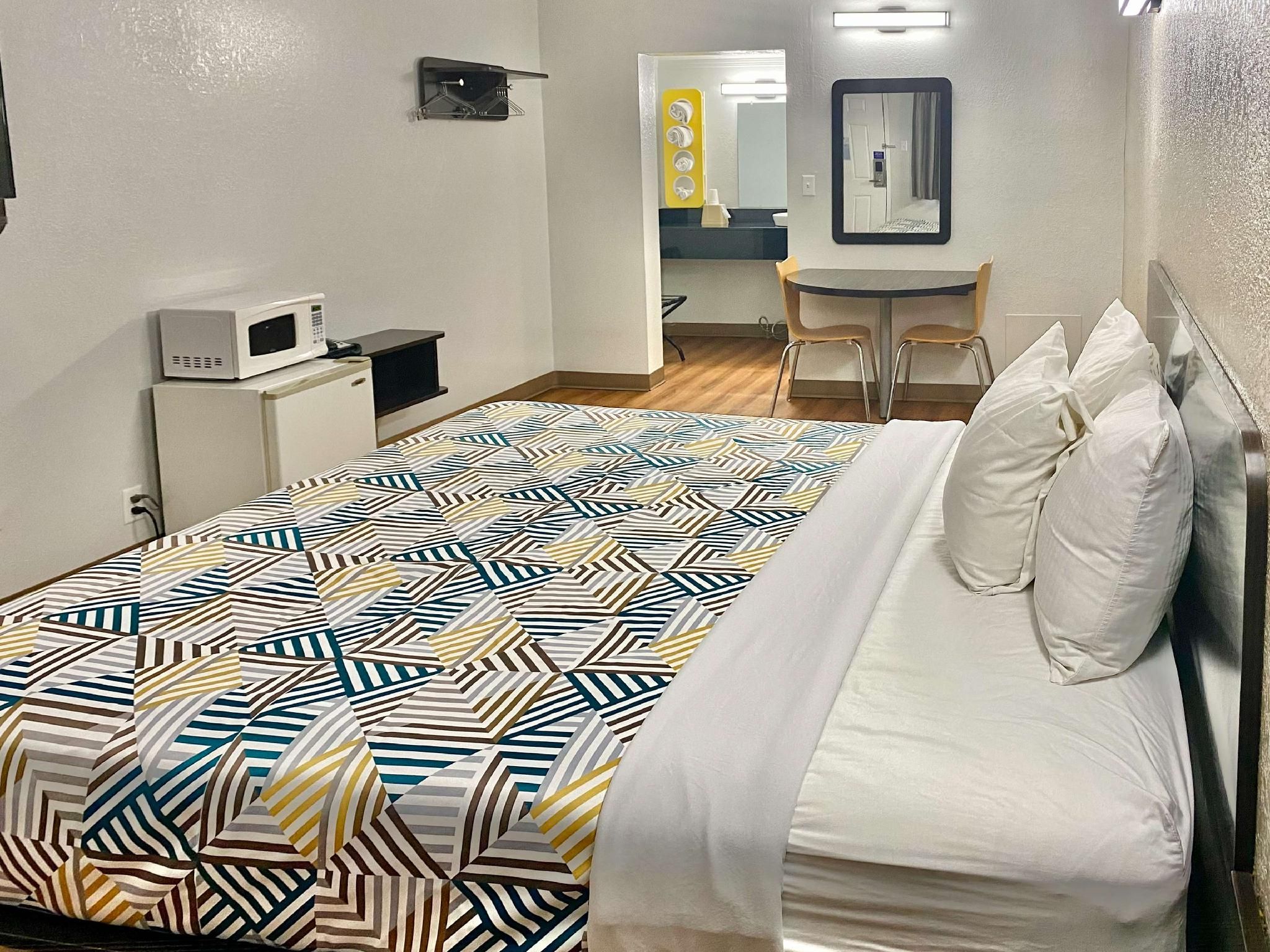 1 King Bed | Non-Smoking