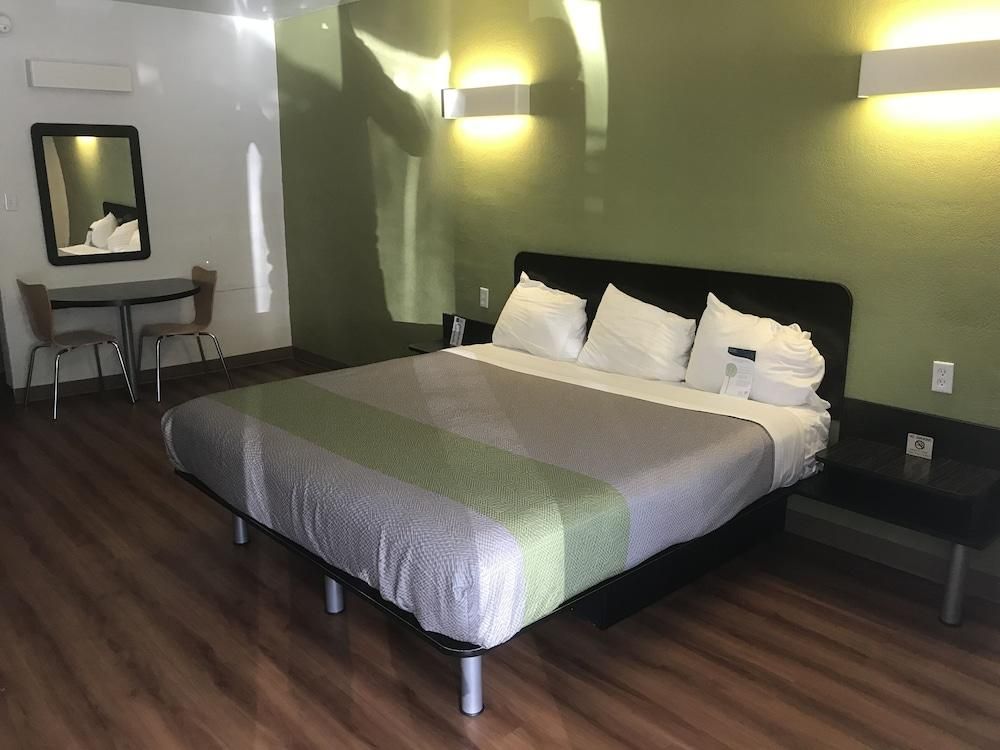 King Room - Non-Smoking