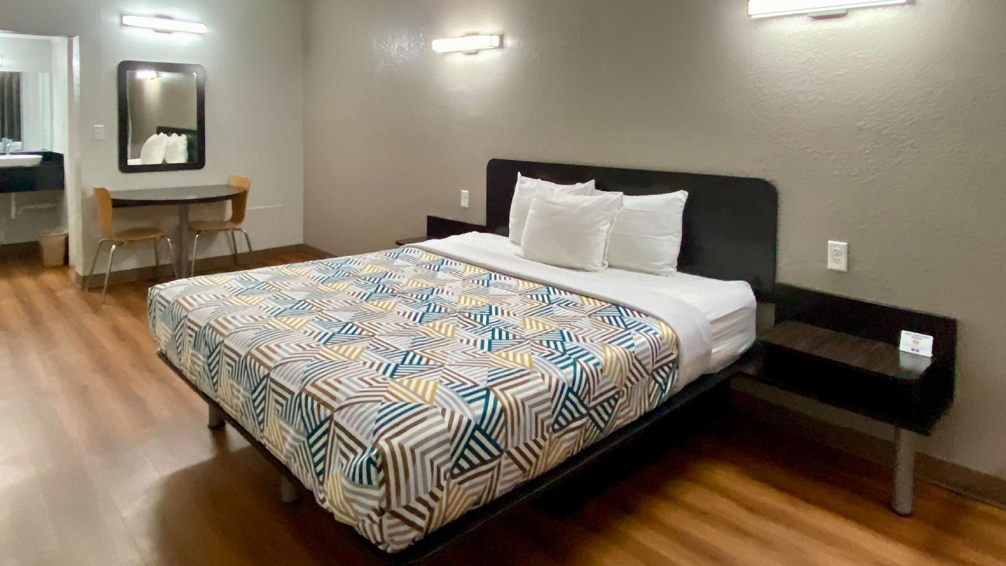 1 King Bed | Non-Smoking