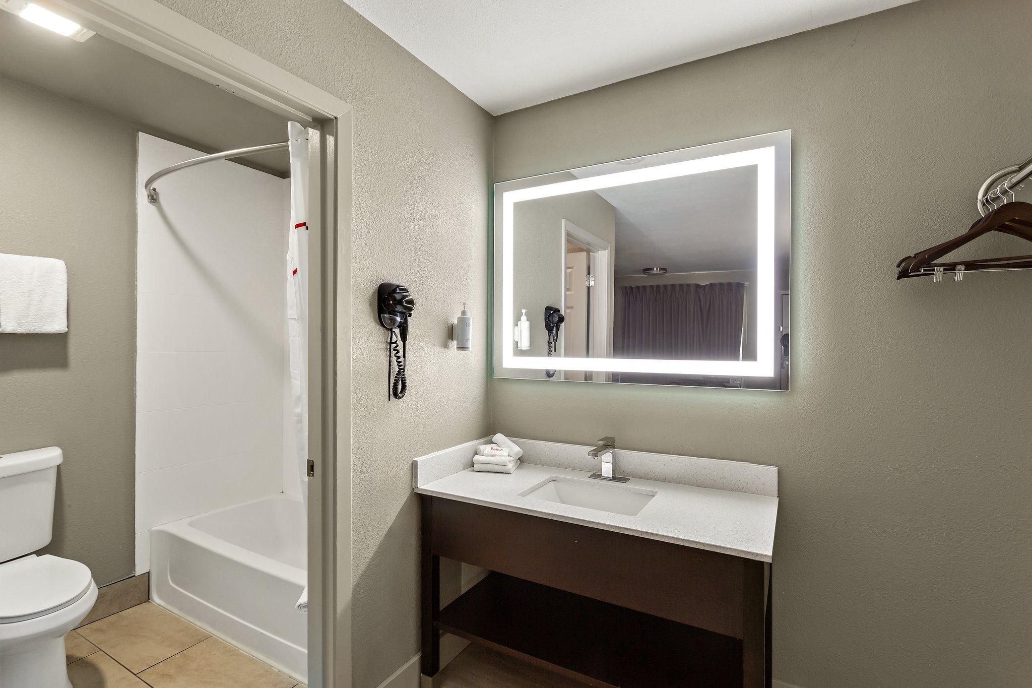 Red Roof Inn Redding Deluxe 3 Queen Beds Smoke Free 3