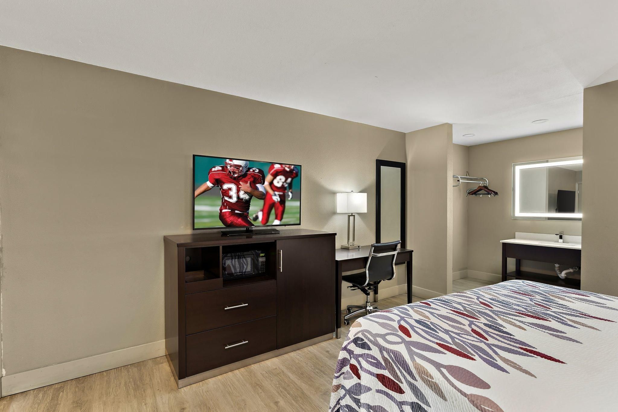 Red Roof Inn Redding Superior King Smoke Free 3