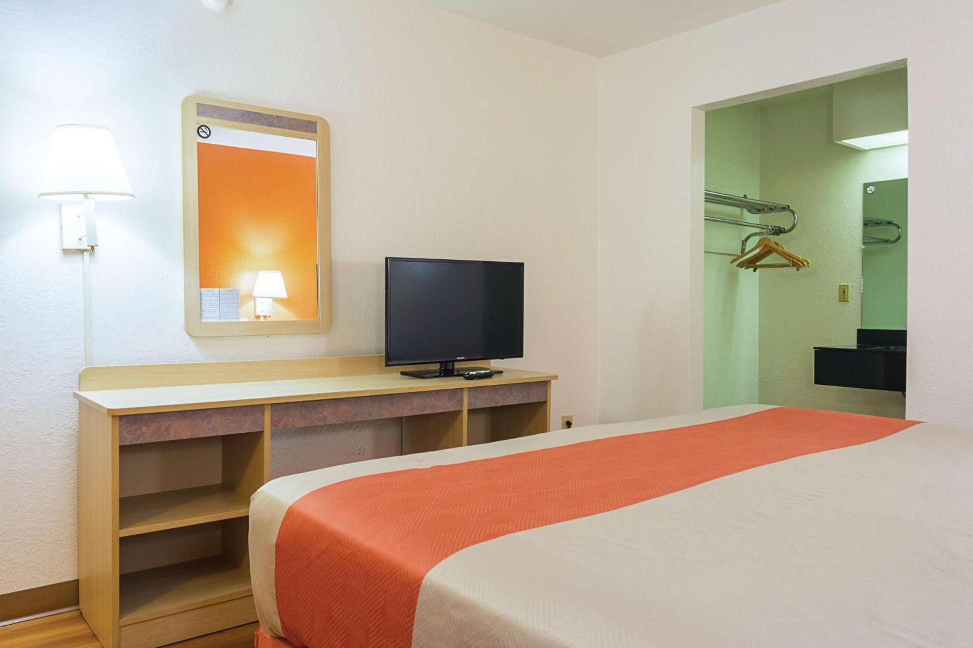 King Room with Roll-in Shower - Disability Access - Non-Smoking