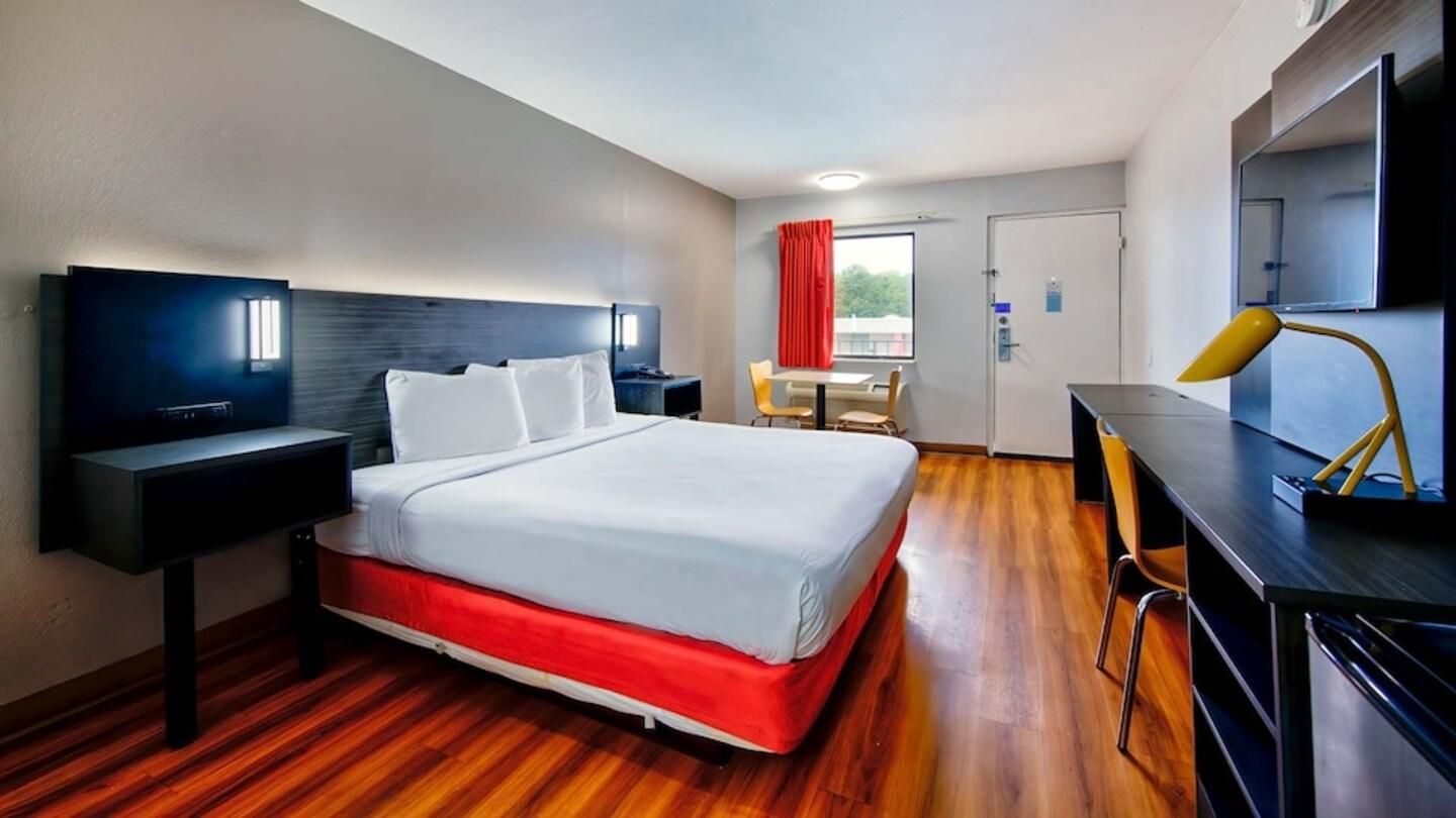 1 King Bed | Mobility Accessible RI Shower Nsmk