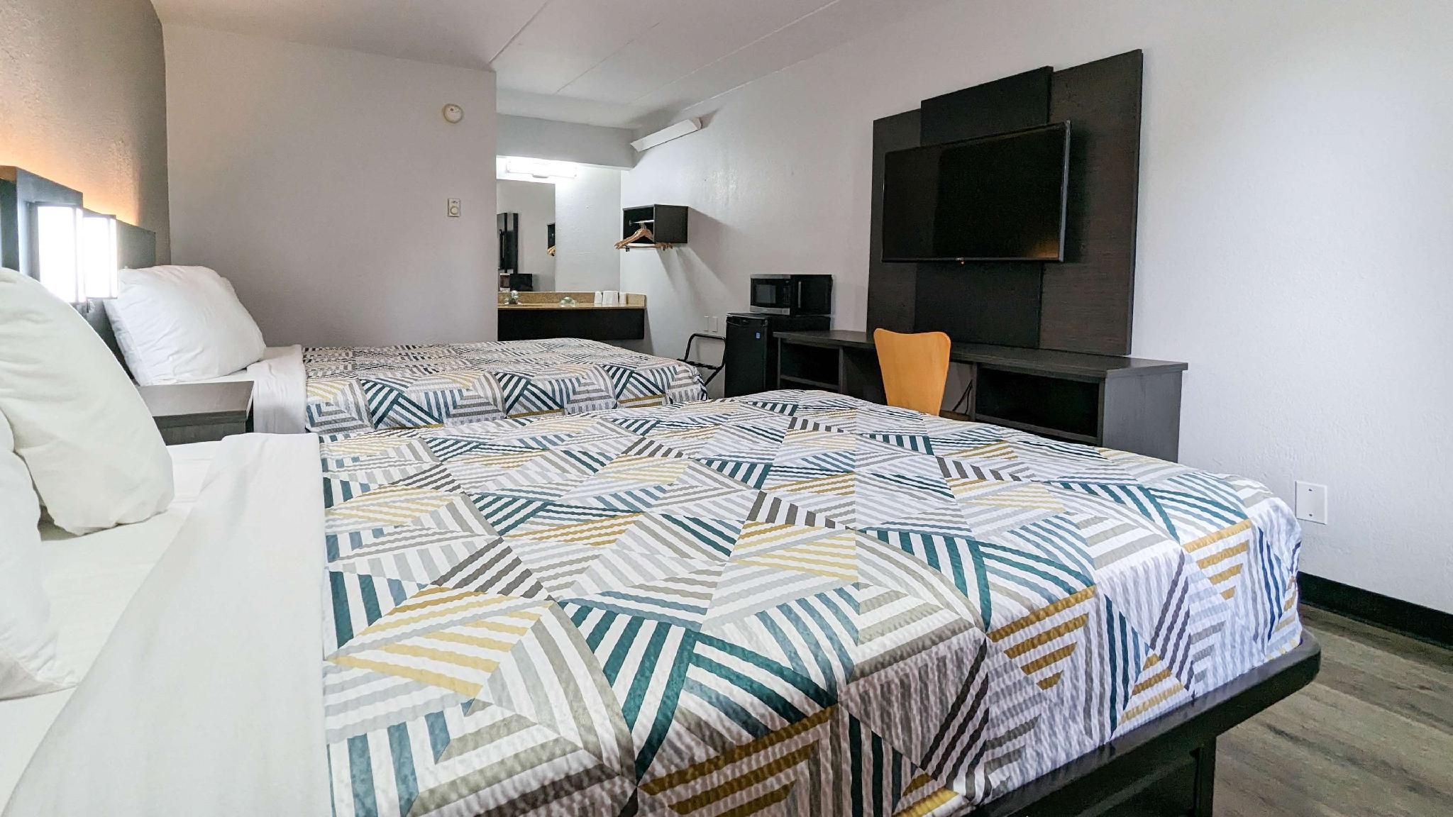 2 Full Beds | ADA/Tub