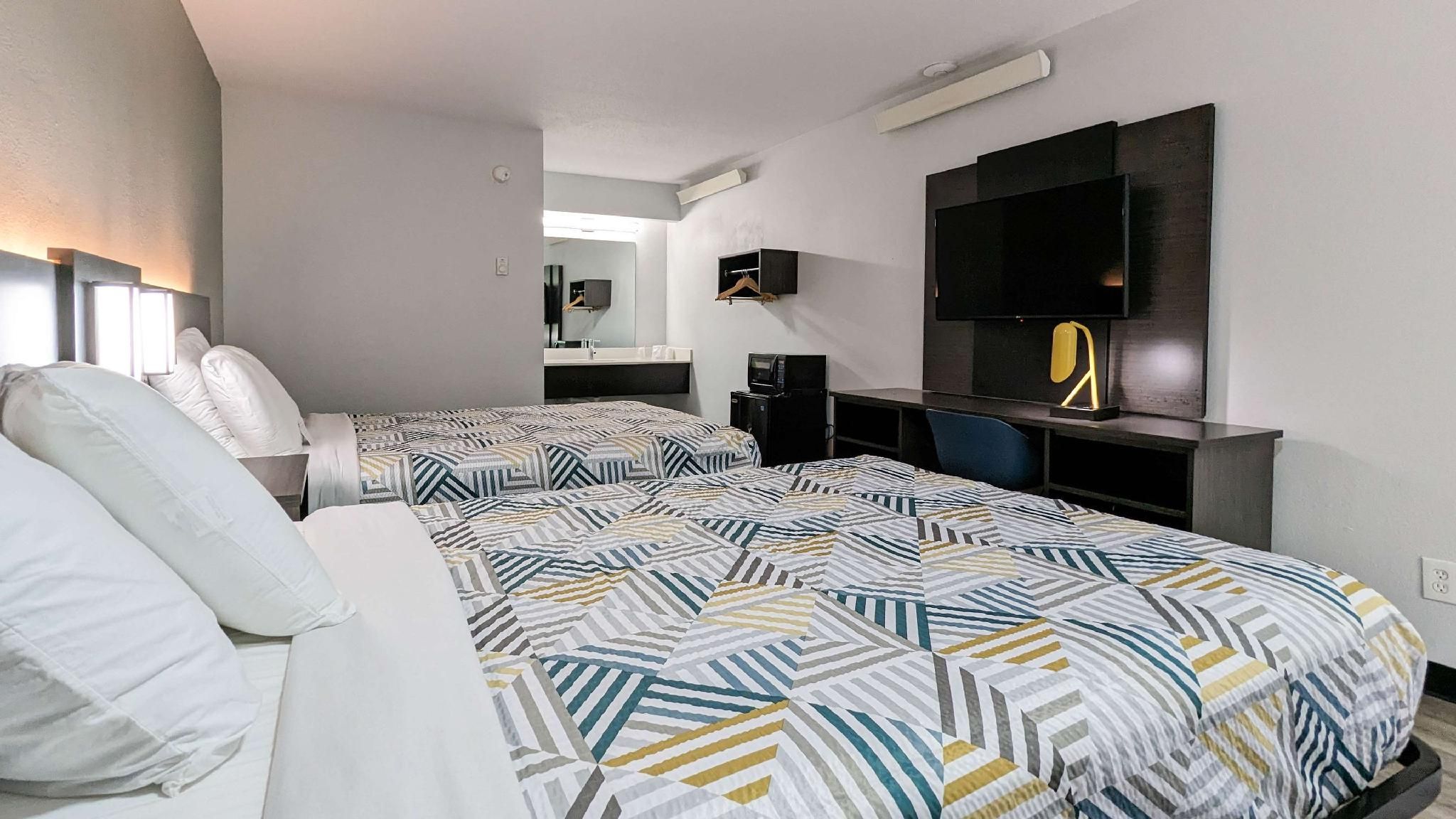 2 Full Beds | ADA/Tub