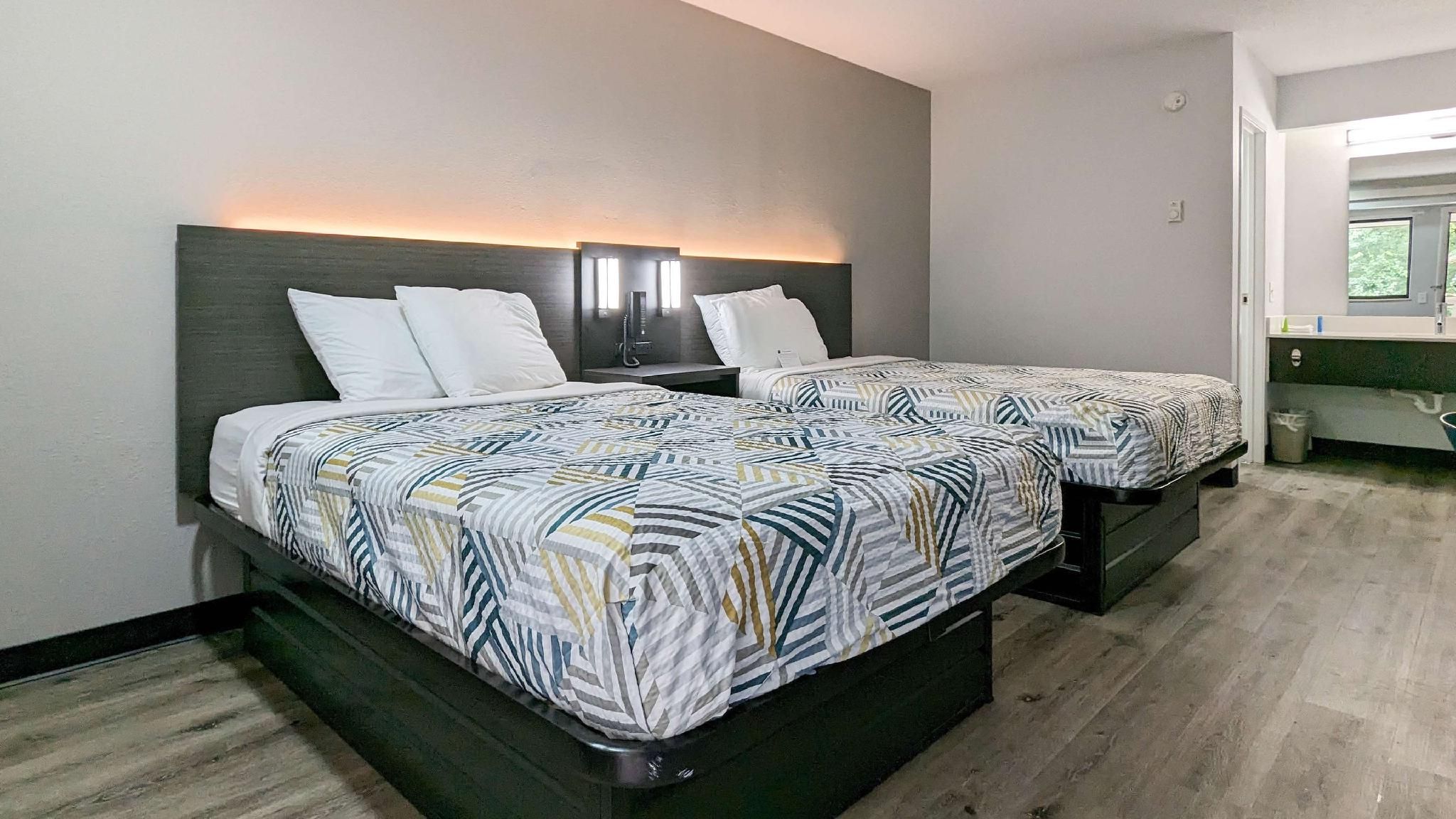 2 Queen Beds | Mobil Access Tub Nsmk Micfridg