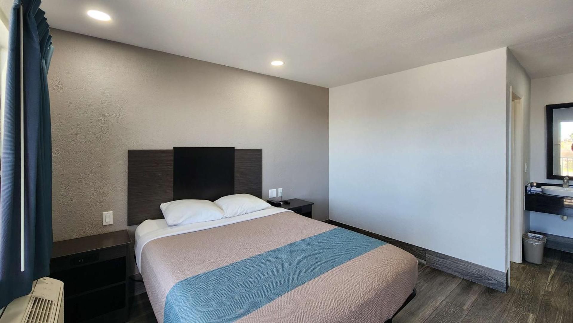 1 Queen Bed