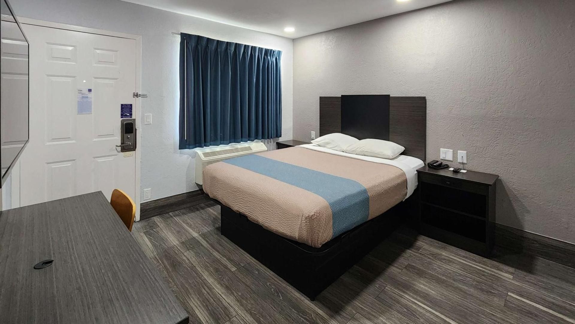 Queen Room - Disability Access - Roll in Shower