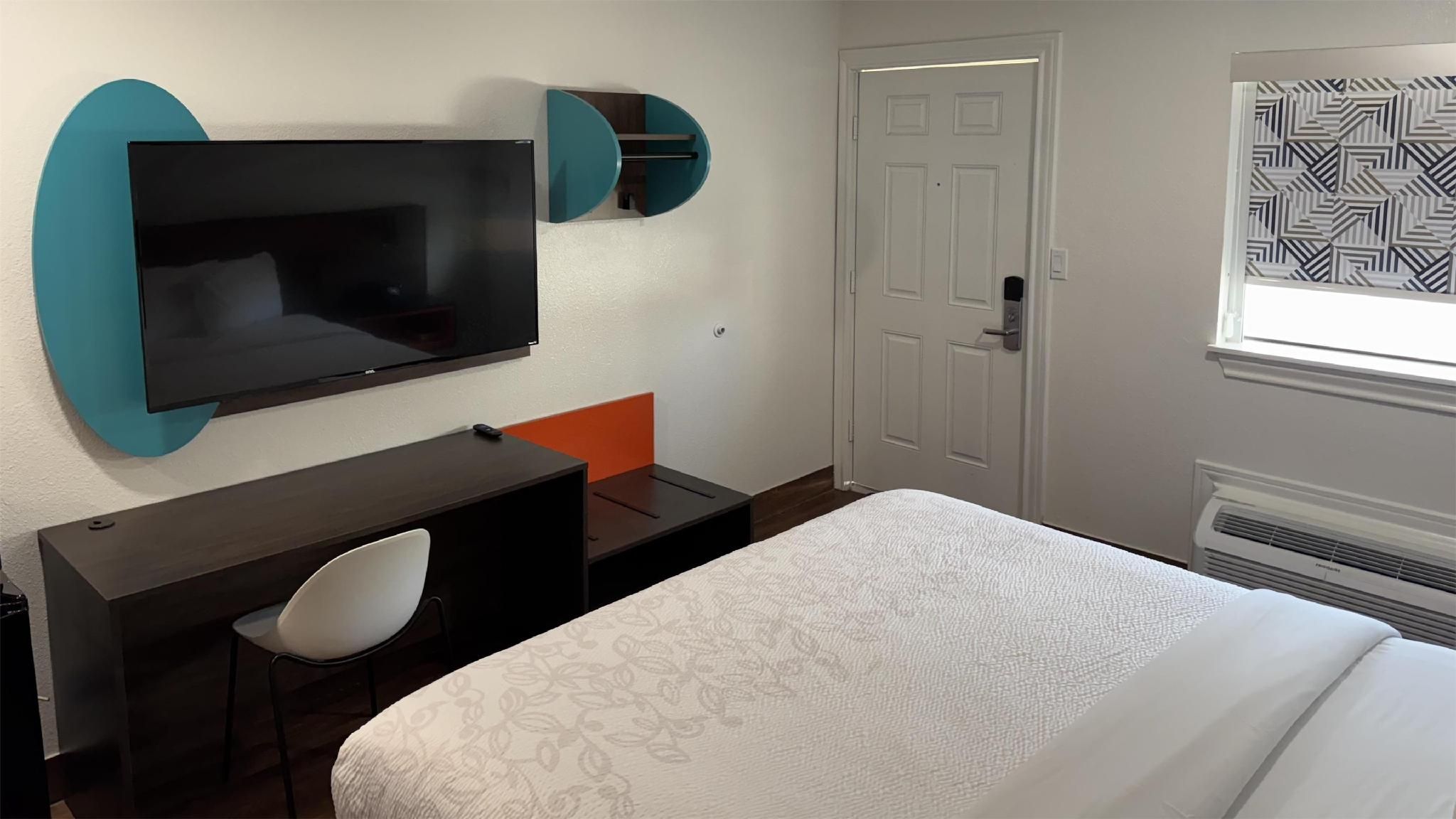 1 King Bed | Mob Acc RI Shwr Nsmk Micfridg