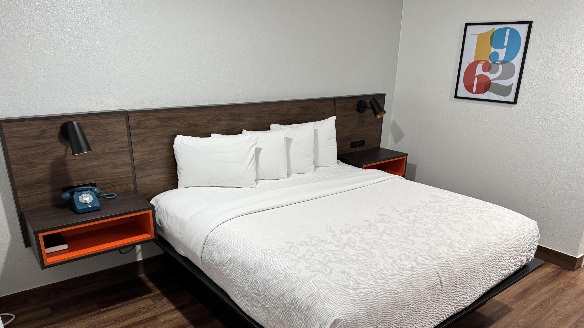 1 King Bed | Mob Acc RI Shwr Nsmk Micfridg