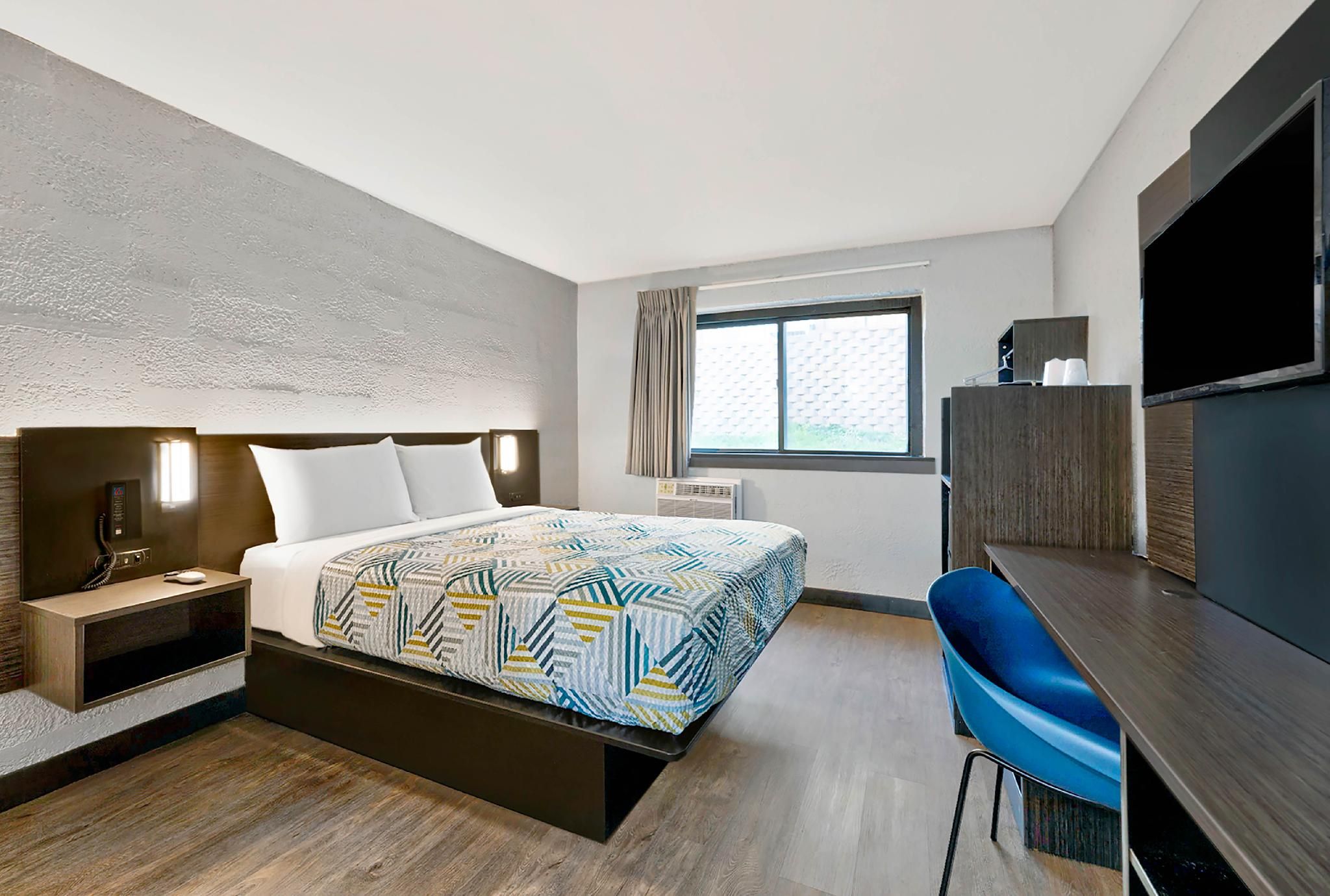 1 Queen Bed | Mobil Access Tub Nsmk Micfridg