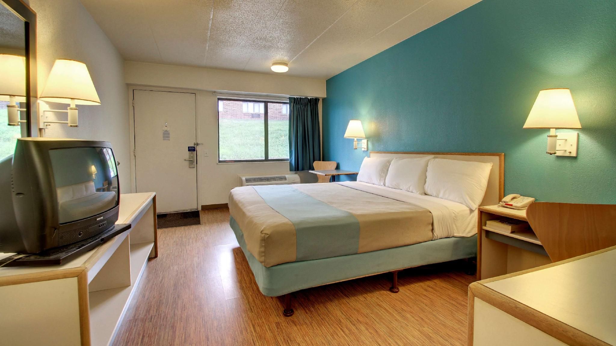 1 King Bed | Non-Smoking