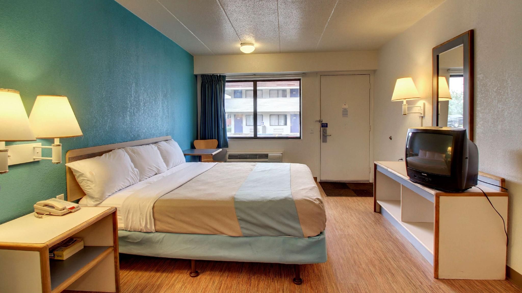 1 King Bed | Non-Smoking