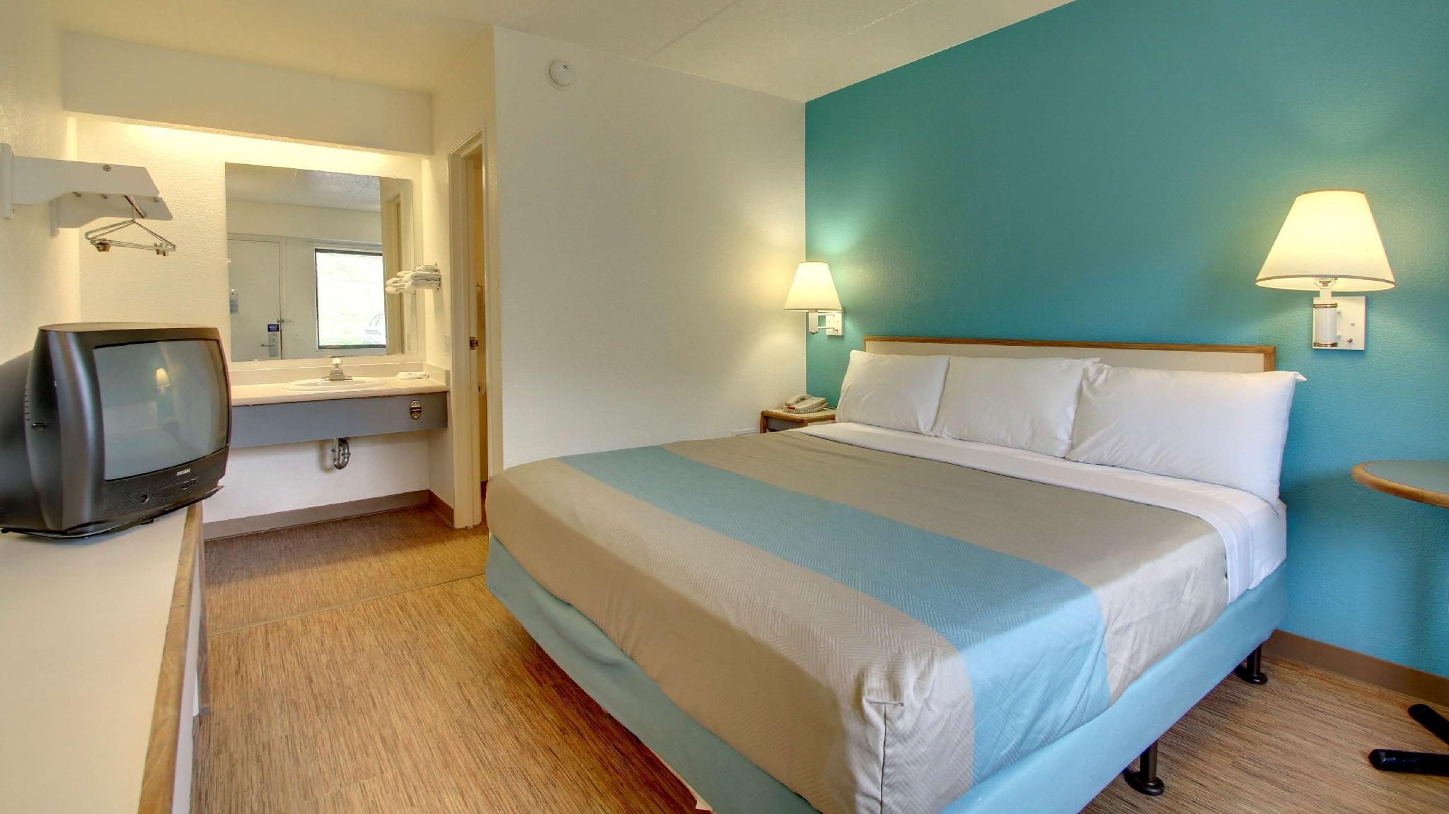 1 King Bed | Mobility Accessible RI Shower Nsmk