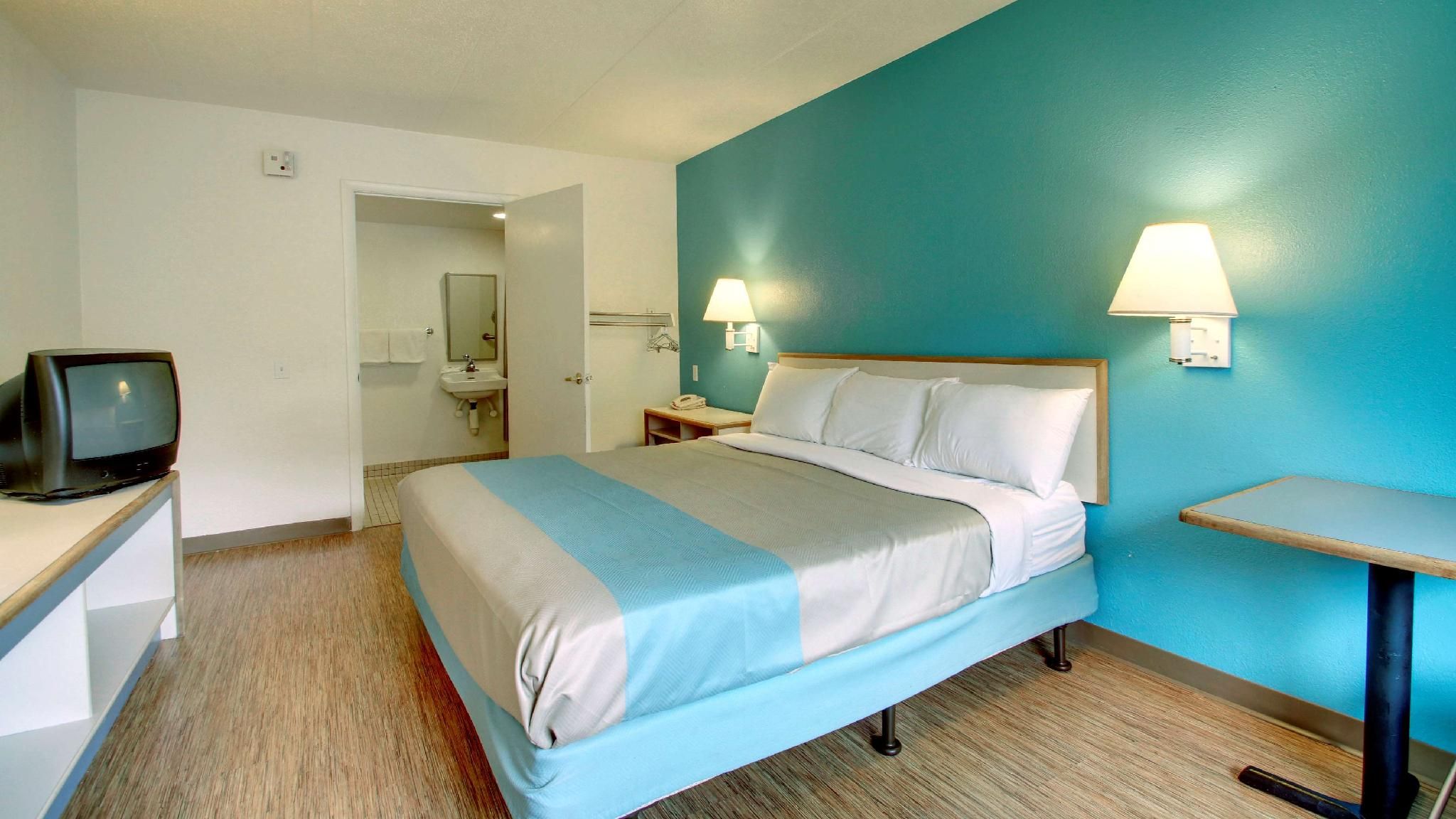 1 KING BED | ACCESSIBLE, NON-SMOKING