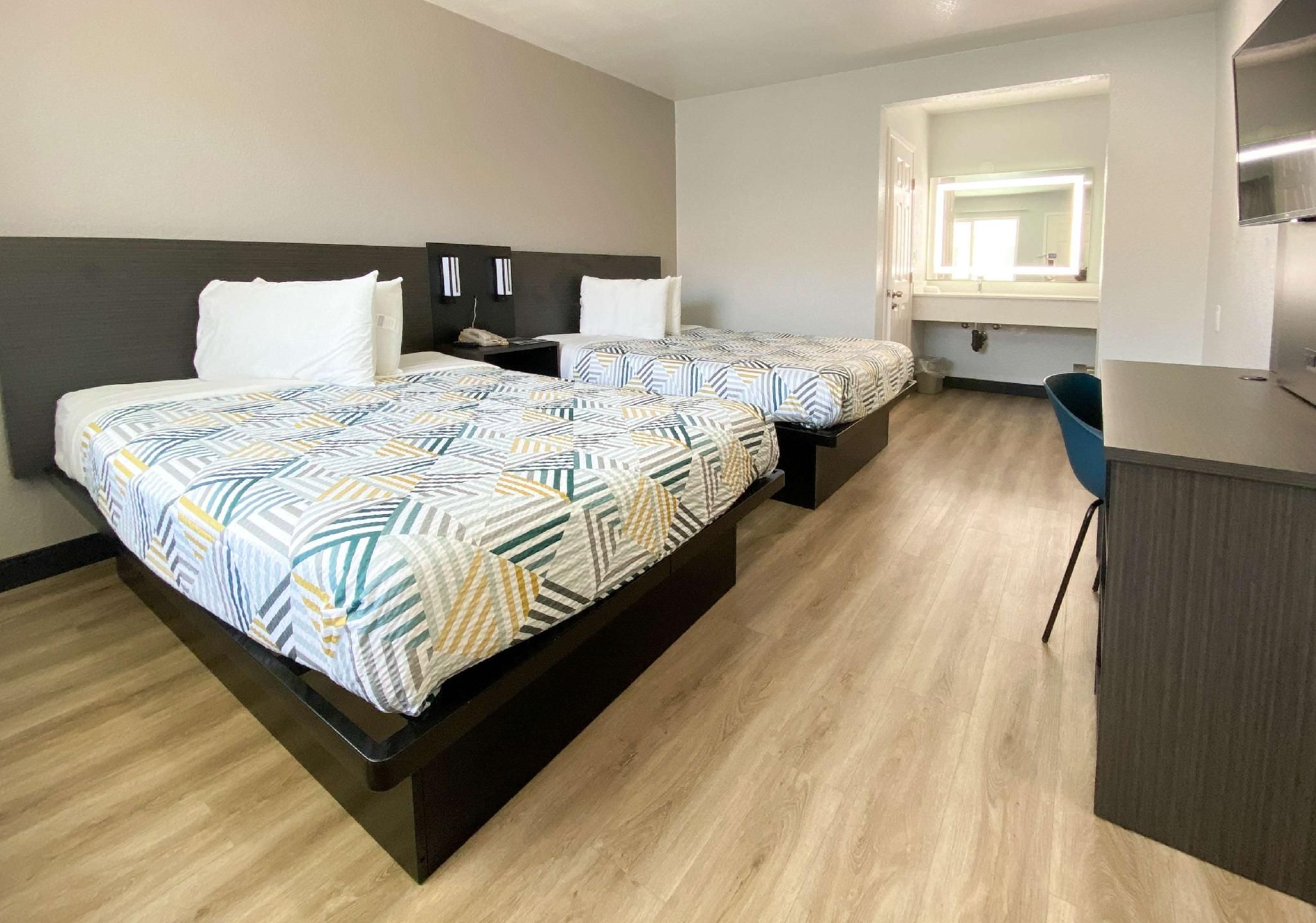 Motel 6 Costa Mesa, CA 2 Queen Accessible Tub 3