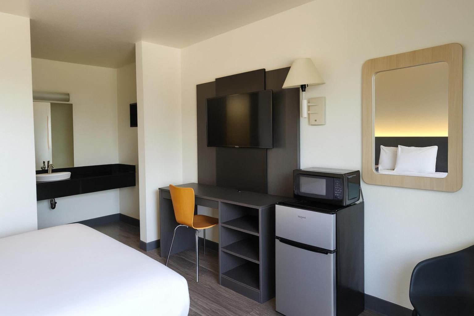 1 Queen Bed - Non-Smoking