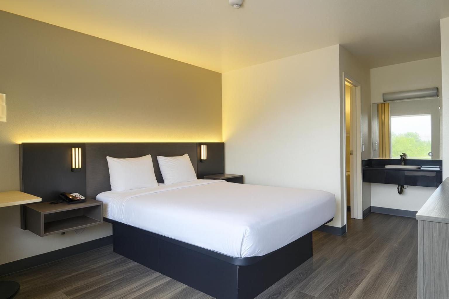 1 Queen Bed - Non-Smoking