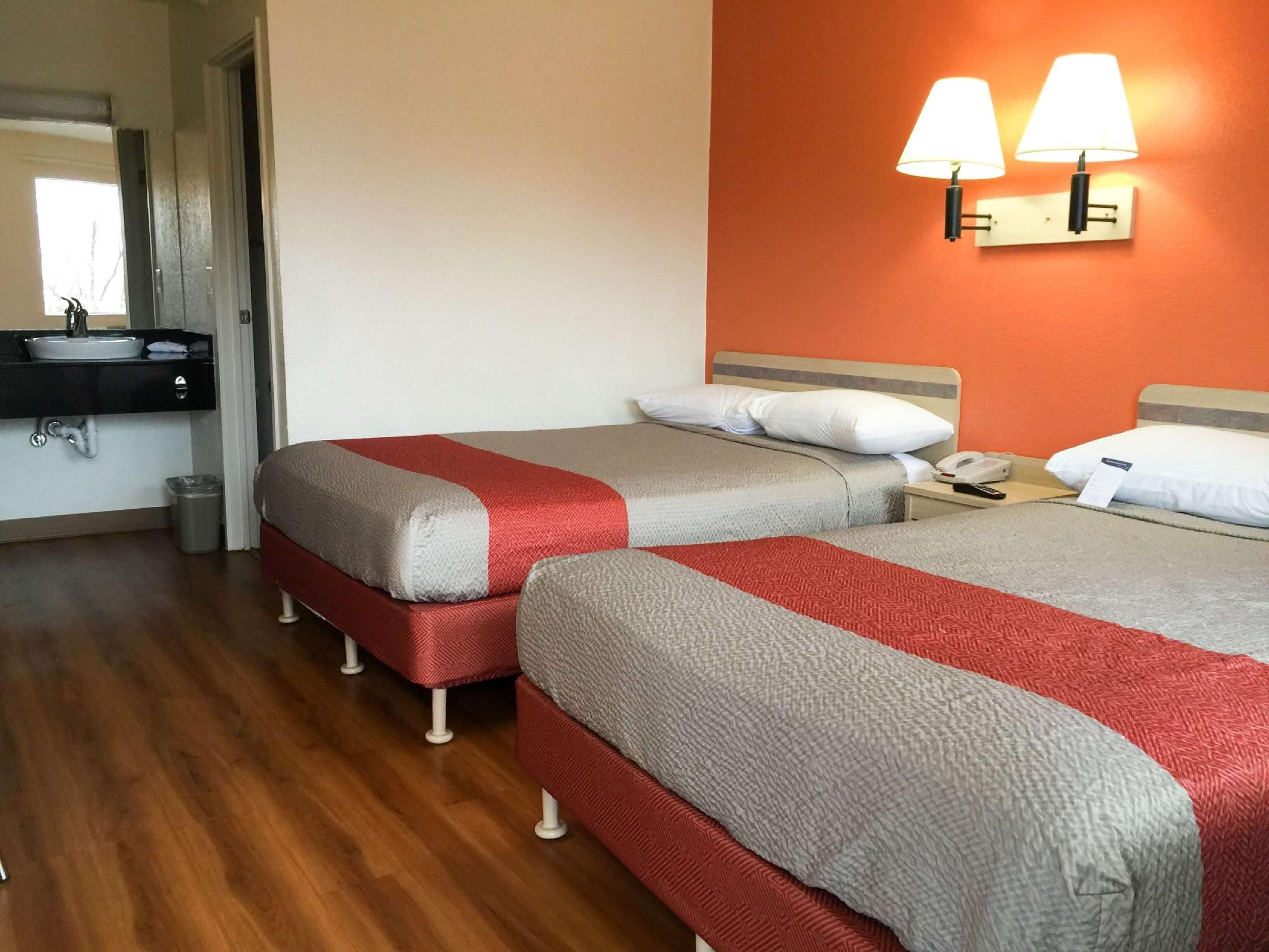 2 Full Beds |